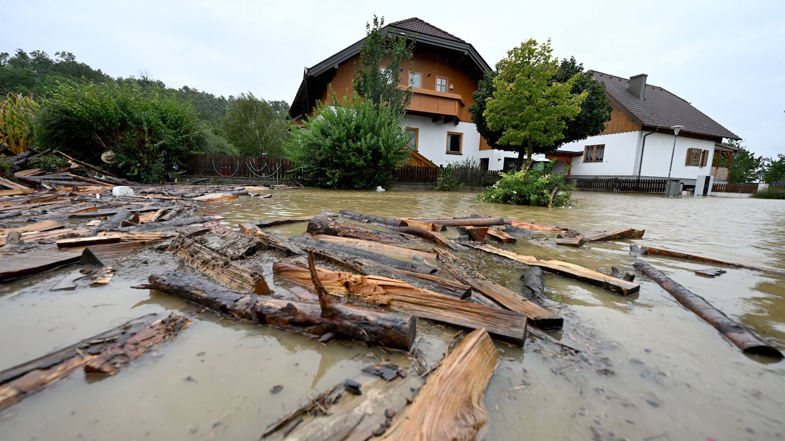 Weiterhin starke Niederschläge und Hochwasser in Niederösterreich. Im Bild: Die aktuelle Lage in einer teilevakuierten Wohnsiedlung in Kapelln am Montag.