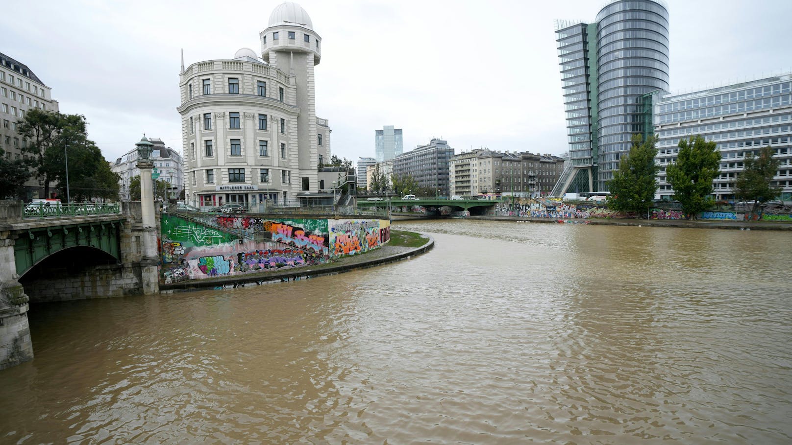 In Wien hat sich die Hochwassersituation leicht entspannt. Im Bild: Blick auf den Donaukanal, aufgenommen am Montag.