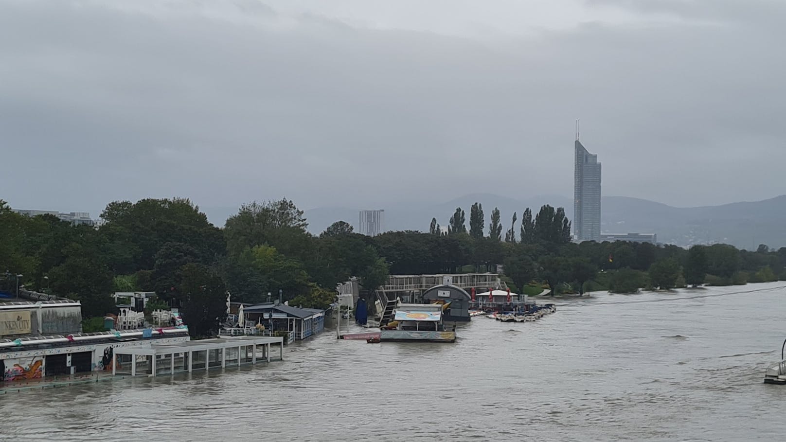 Der Wasserstand in der Donau am Montag: Immer noch alarmierend. 