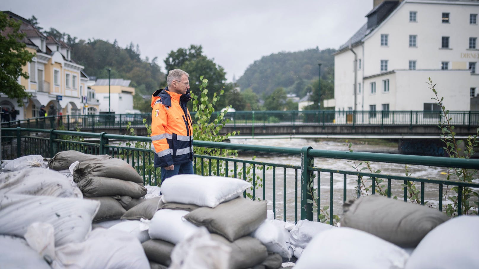 Landes-Chef Thomas Stelzer bei einem Lokalaugenschein am Montag an der Naarn.