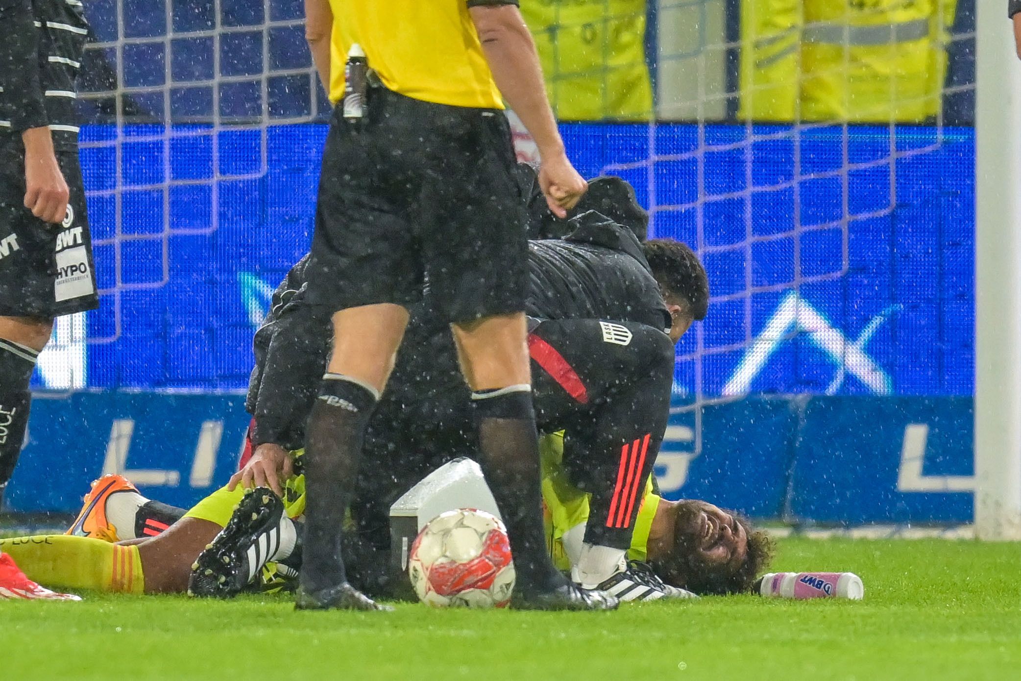 Tobias Lawal liegt mit Schmerzen auf dem Rasen.