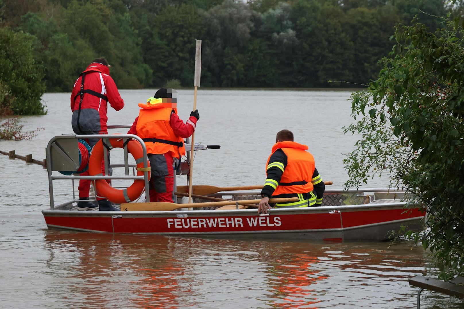 Kurioser Fund im Hochwasser in Wels: Bündelweise fischte die Feuerwehr falsche Geldscheine aus den Fluten.