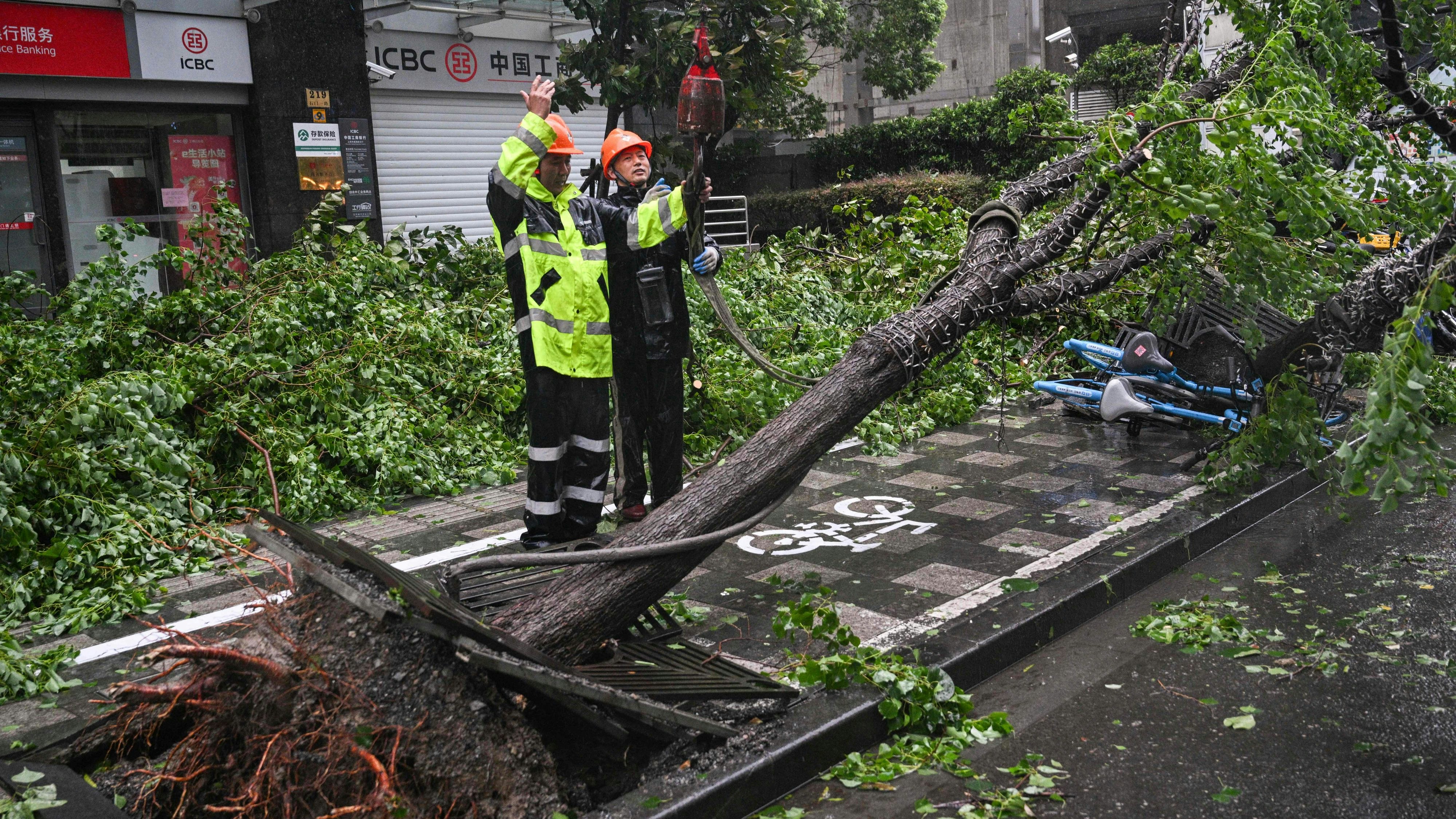 In Shanghai waren mehr als 60.000 Kräfte im Einsatz, um auf Notfälle zu reagieren, wie Staatsmedien berichteten.