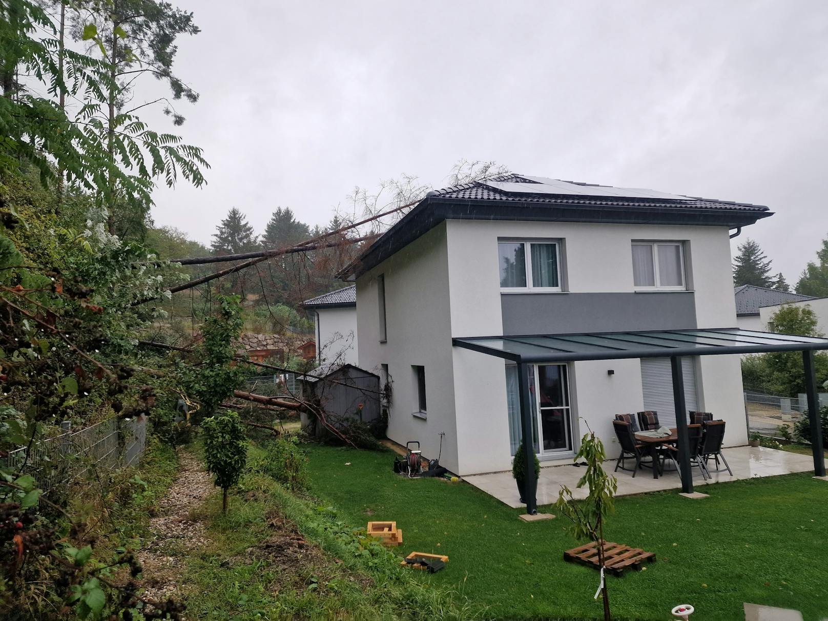 Ein heftiger Sturm führte am Sonntagabend in Sieghartskirchen zu einer massiven Wassermasse, die vom Wald auf das Haus der betroffenen Familie stürzte.