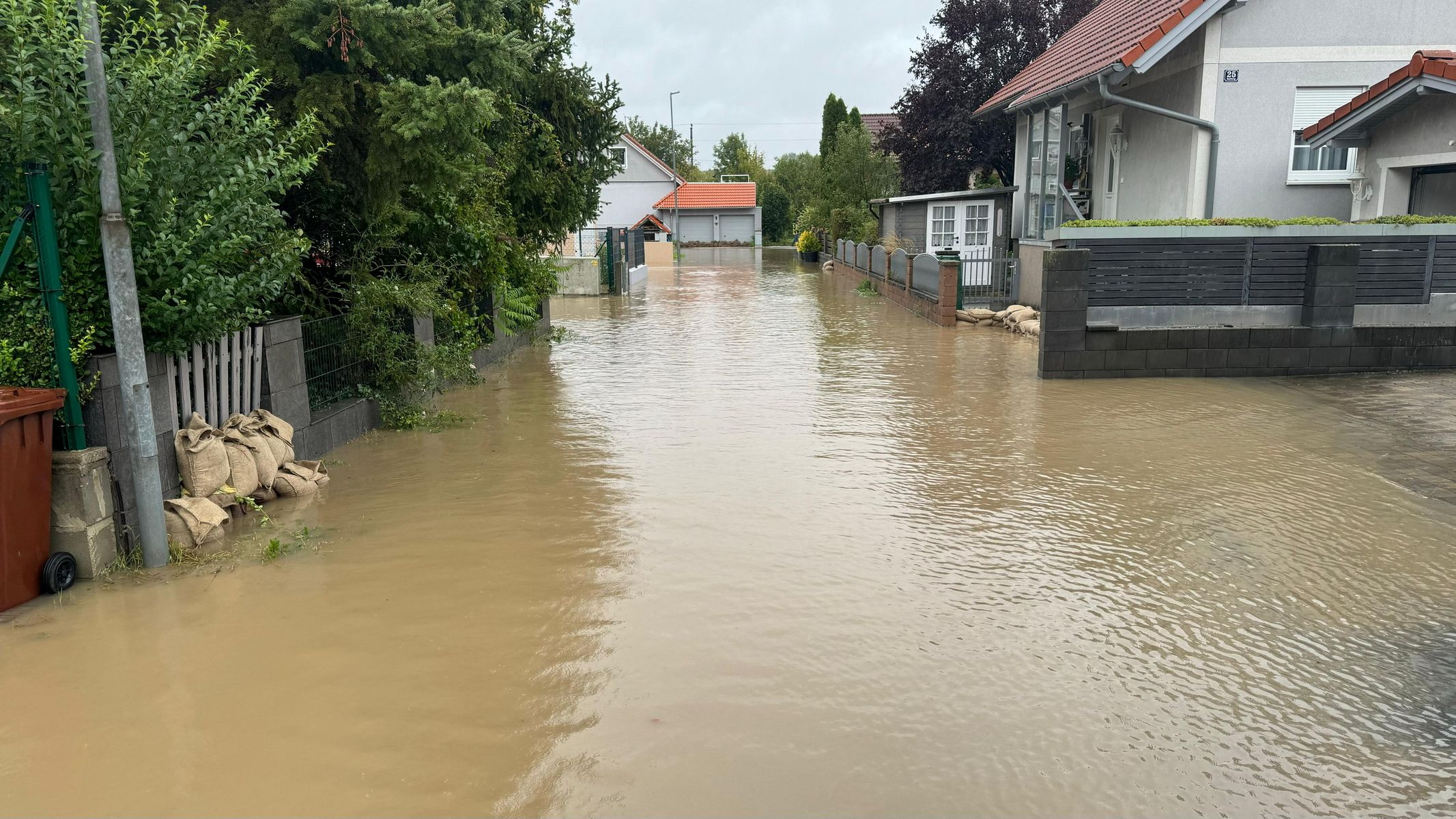 Aufnahmen von der dramatischen Hochwasser-Situation in Höbersdorf - in diesem Ort kam einer der Männer ums Leben.