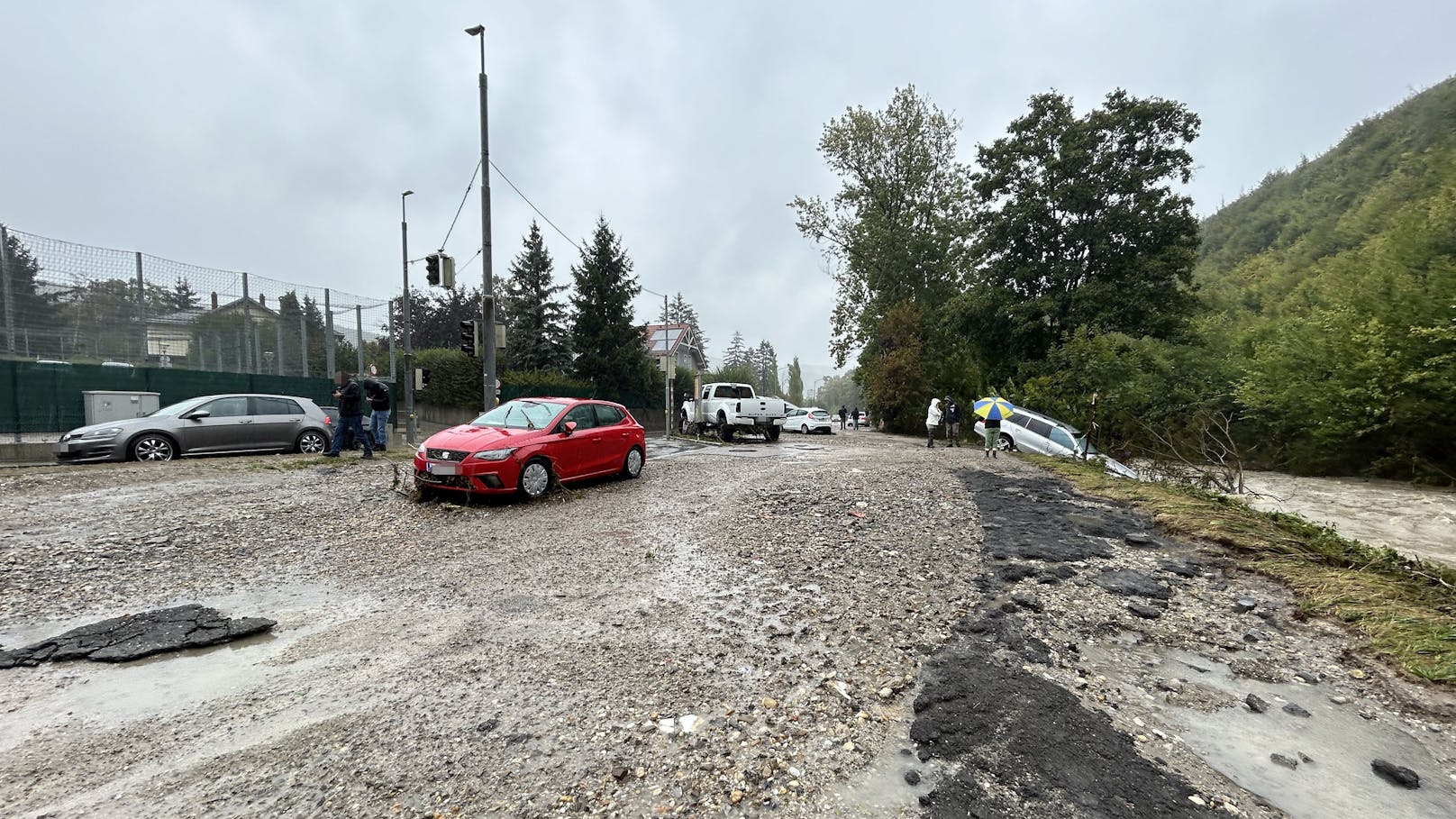 Auf der Tullnerbachstraße wurden einige Autos von der Fluten beschädigt. Darunter auch ein silberner Mercedes mit französischen Kennzeichen.