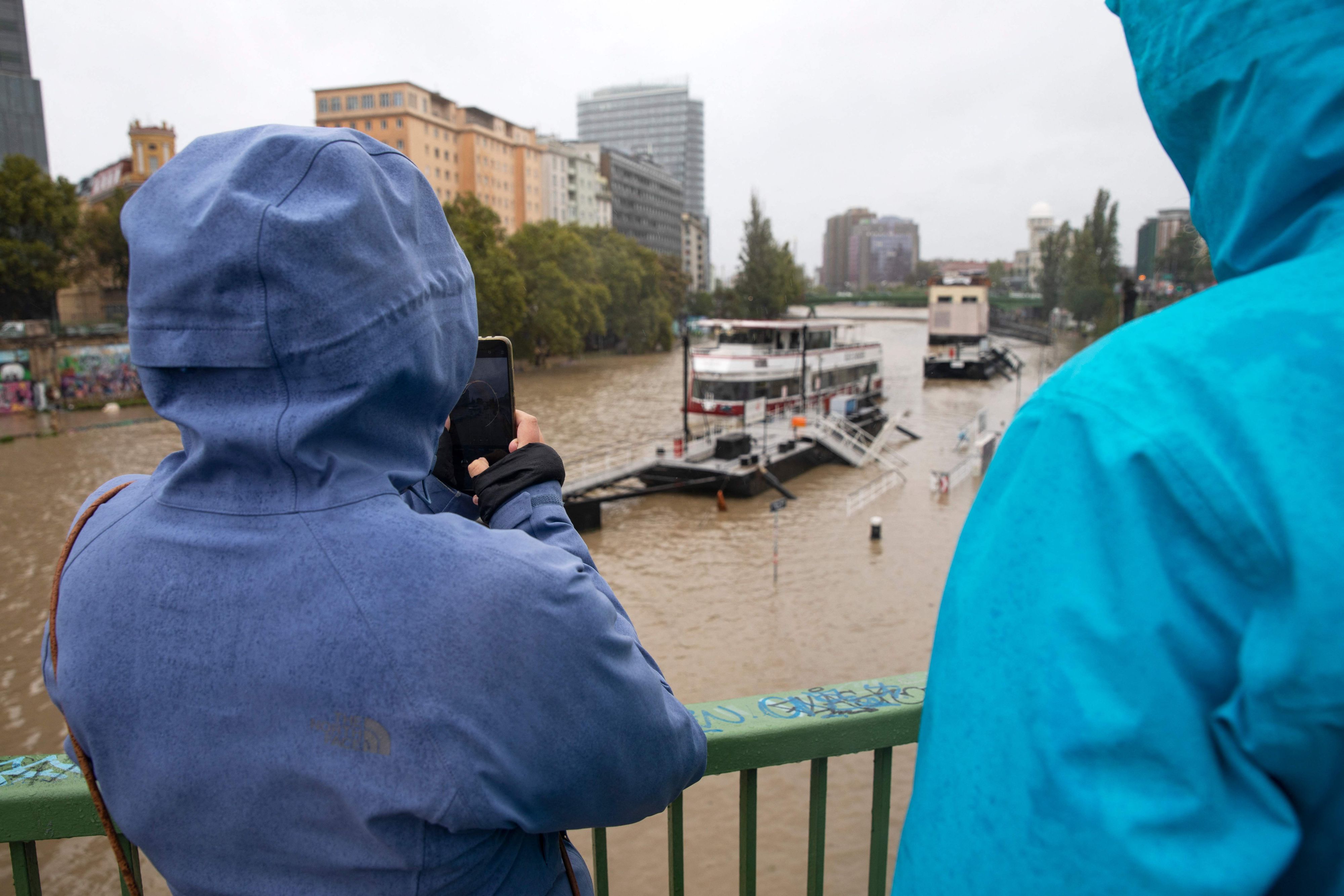 Aufgrund der Hochwasser-Situation geben die Mobilfunker unlimitierte Daten und Minuten frei.