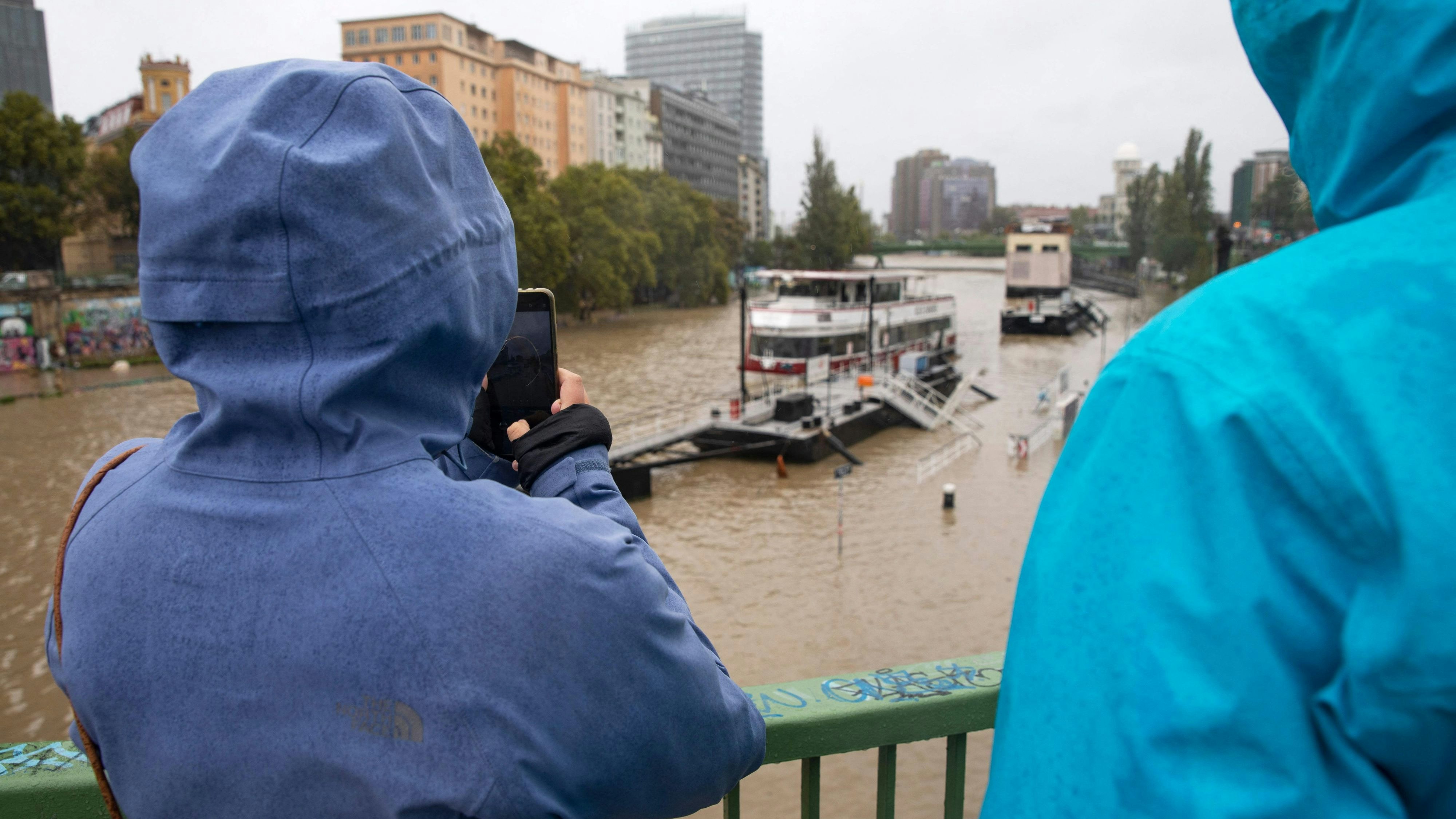 Heute.at - Mobilfunker geben unlimitierte Minuten und Daten frei