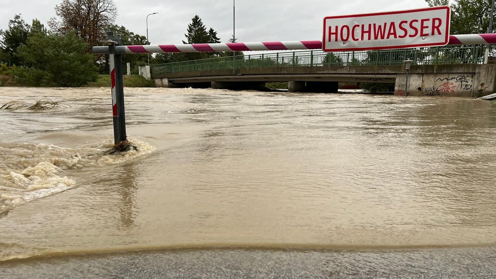 Zum aktuellen Zeitpunkt finden laufend Kontrollen von kritischen Punkten sowie den Pegeln der Flüsse statt.