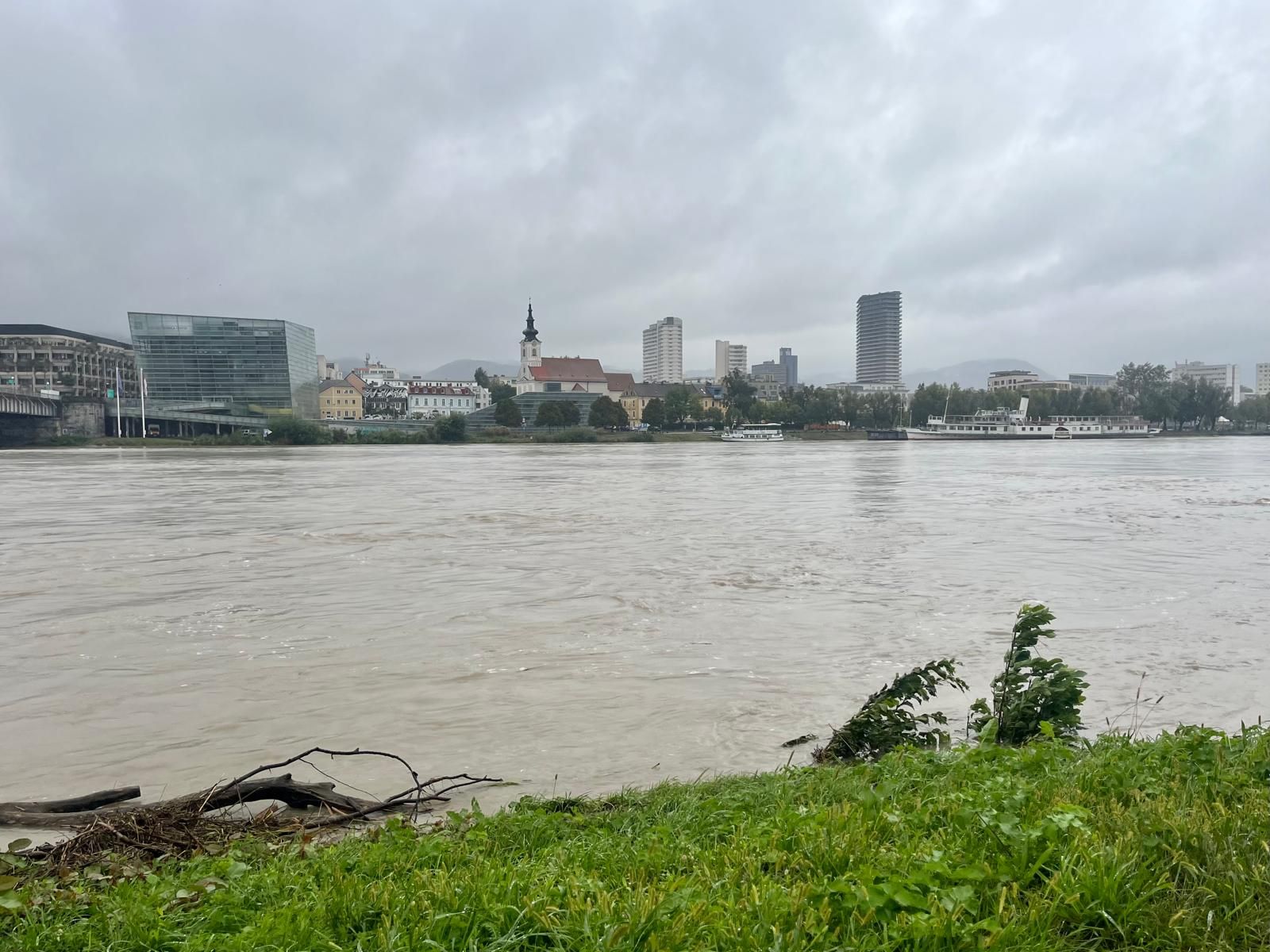 Weiter gefährlich hoch: die Donau am Montagvormittag in Linz.