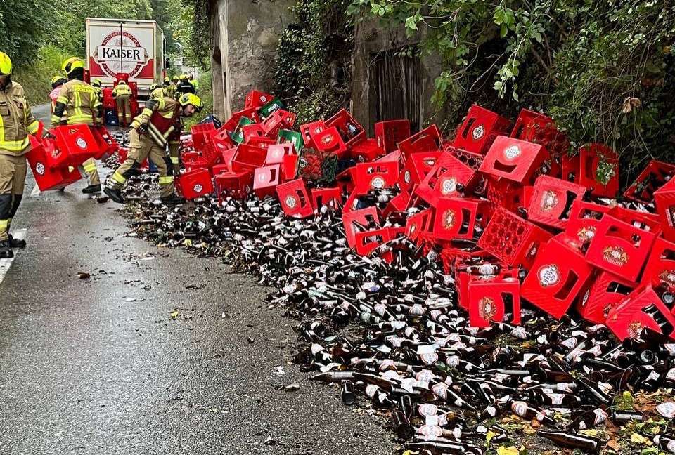Der Lkw verlor in einer Kurve einen großen Teil der Ladung.