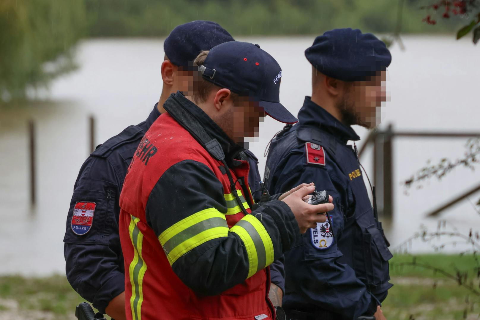 Kurioser Fund im Hochwasser in Wels: Bündelweise fischte die Feuerwehr falsche Geldscheine aus den Fluten.