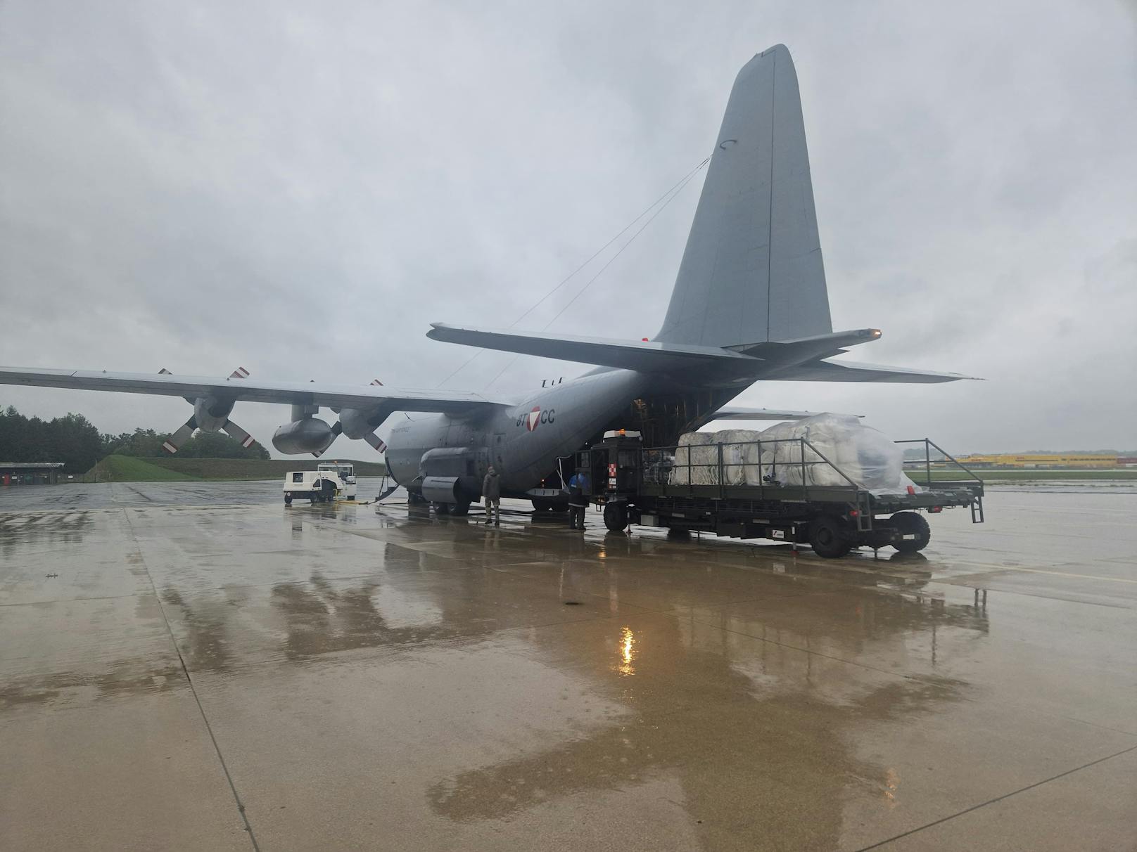 C-130 Hercules mit Hilfsmitteln für die betroffenen Gebiete.