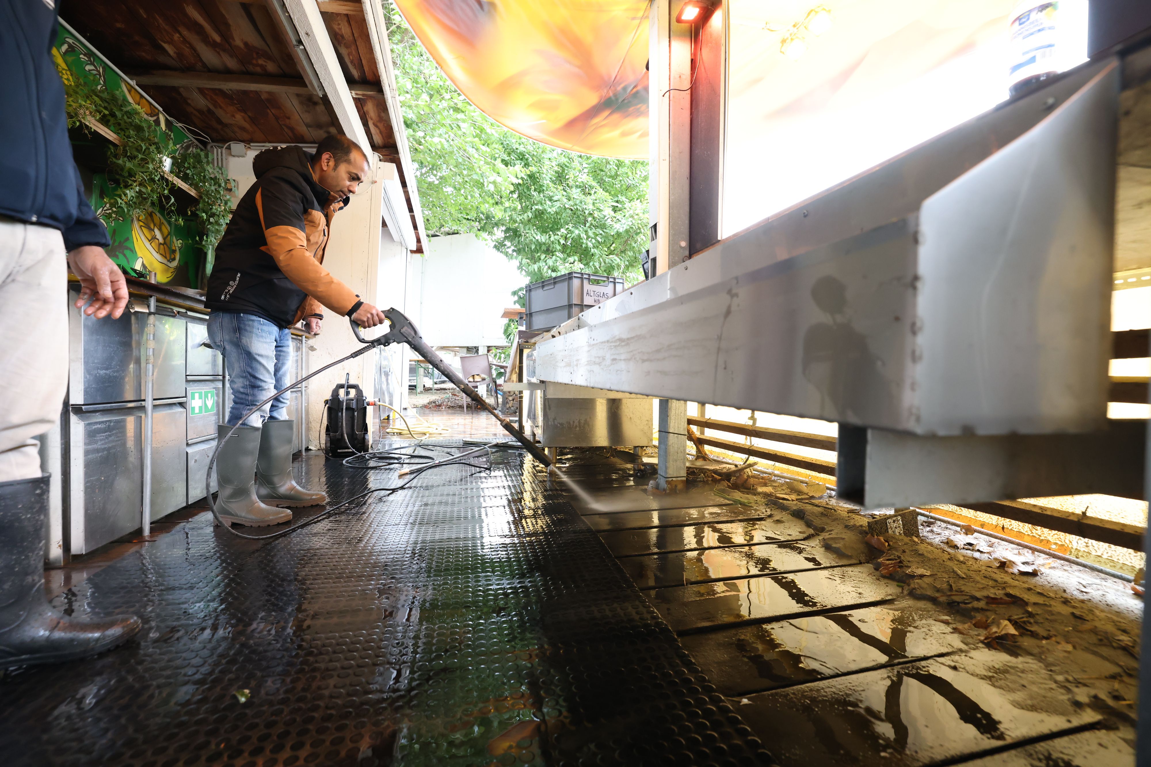Mit Hochdruckreinigern arbeiten 15 Personen daran, die Hermann Strandbar wieder auf Vordermann zu bringen