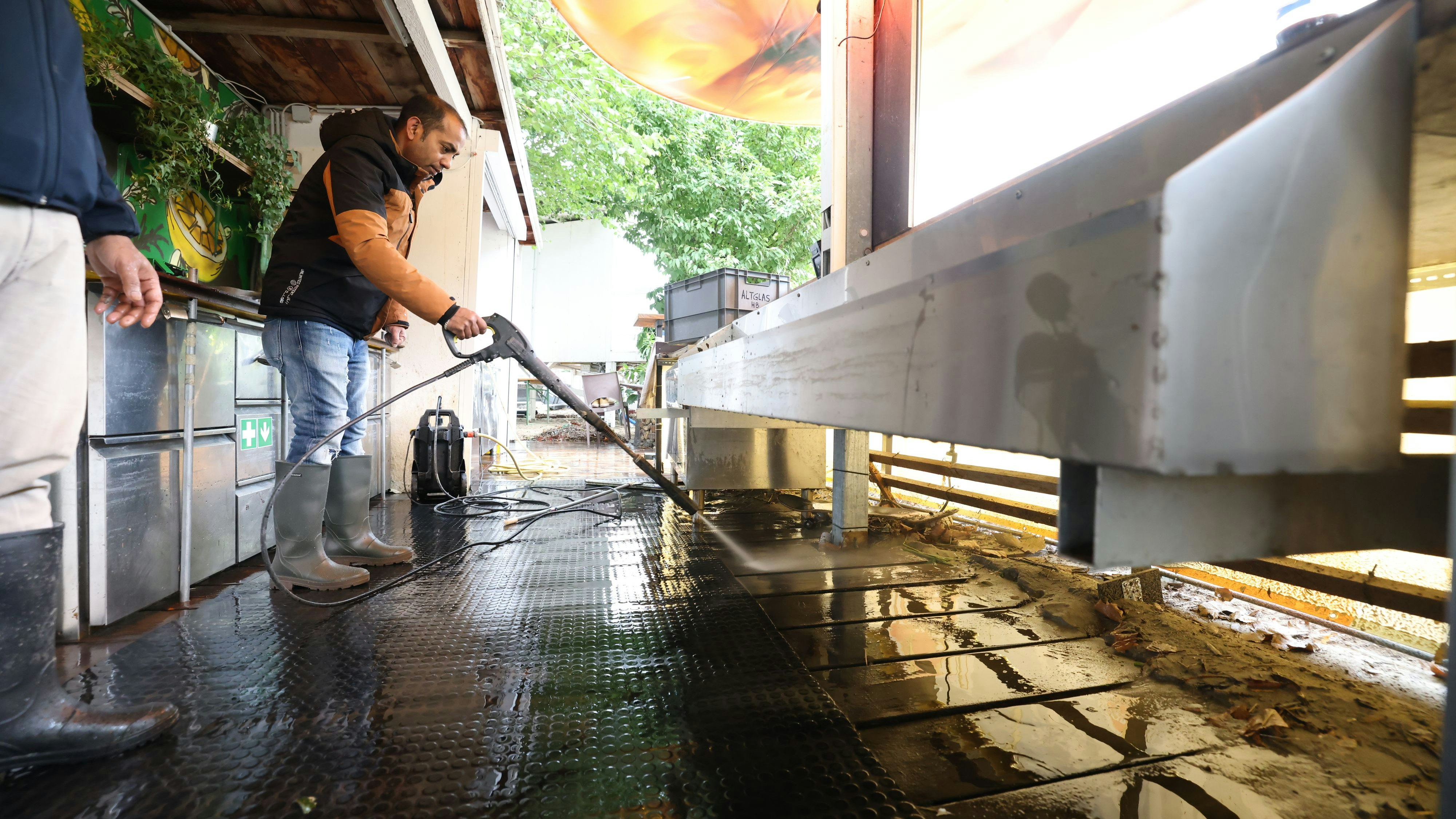 Mit Hochdruckreinigern arbeiten 15 Personen daran, die Hermann Strandbar wieder auf Vordermann zu bringen