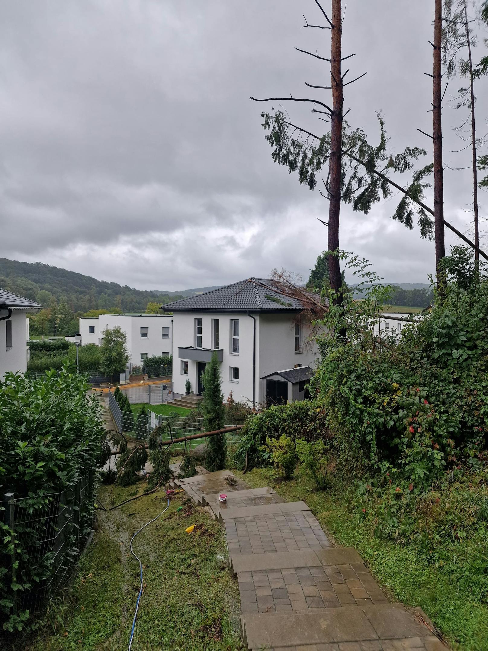 Ein heftiger Sturm führte am Sonntagabend in Sieghartskirchen zu einer massiven Wassermasse, die vom Wald auf das Haus der betroffenen Familie stürzte.