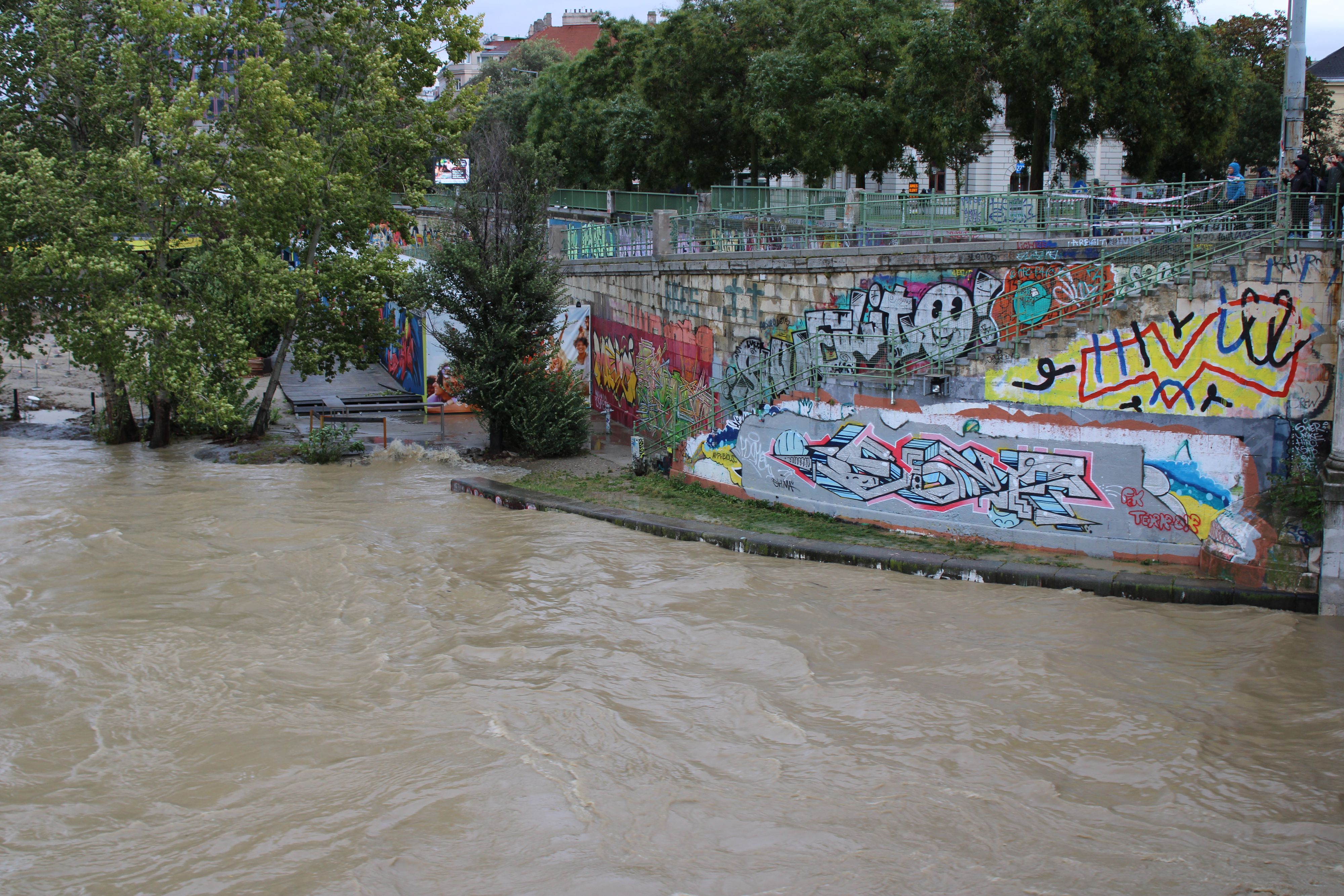 Noch immer ist der Pegelstand im Donaukanal bedrohlich hoch.