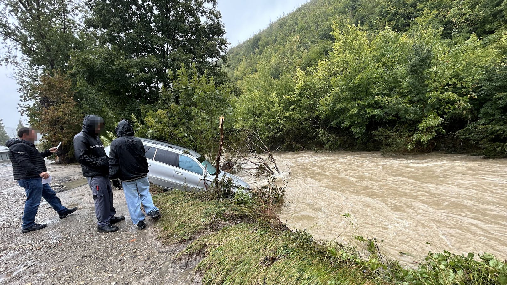 Auf der Tullnerbachstraße in Purkersdorf wurden einige Autos von der Fluten beschädigt. Darunter auch ein silberner Mercedes mit französischen Kennzeichen.