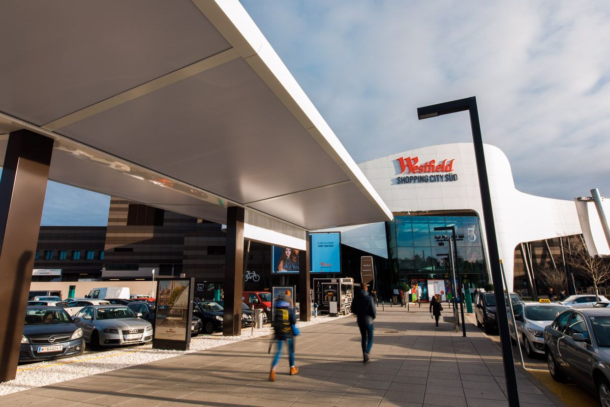 Westfield SCS: Der überdachte Weg zum Eingang 5.