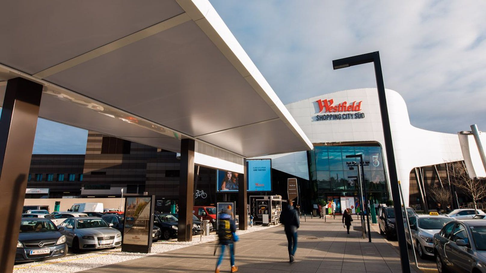 Westfield SCS: Der überdachte Weg zum Eingang 5