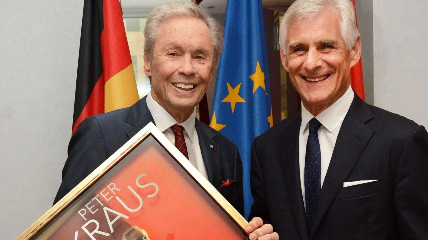 Der österreichische Botschafter in Berlin, seine Exzellenz Dr. Michael Linhart hat Peter Kraus die Auszeichnung überreicht.
