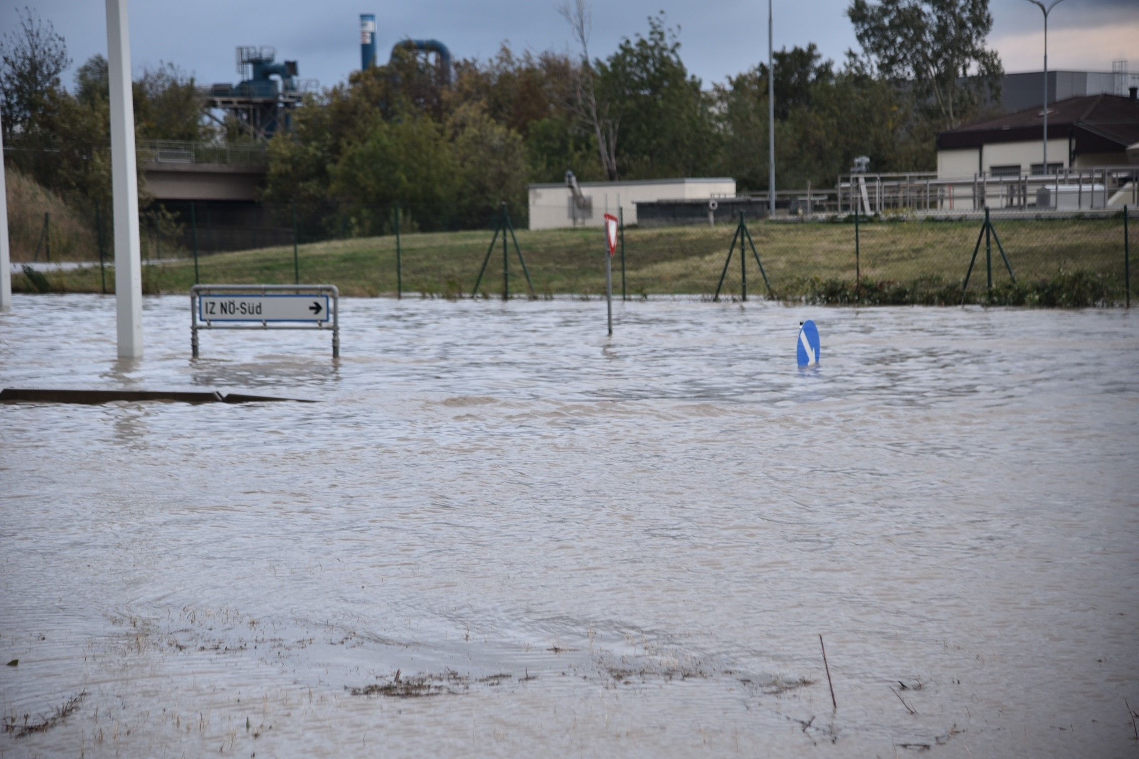 Überflutungen sorgen auch für Probleme auf den Straßen.