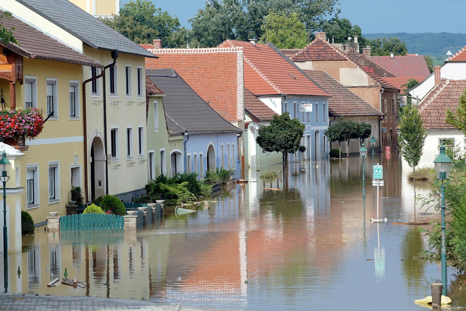 Nach der zweiten Hochwasserwelle geht das Wasser zurück und die verheerenden Schäden werden langsam sichtbar. Nicht nur die Hausbesitzer auch die Landwirtschaft ist davon betroffen. Viele Straßen sind noch immer überflutet. Hier im Bild: das Kamptal, Hadersdorf am Kamp