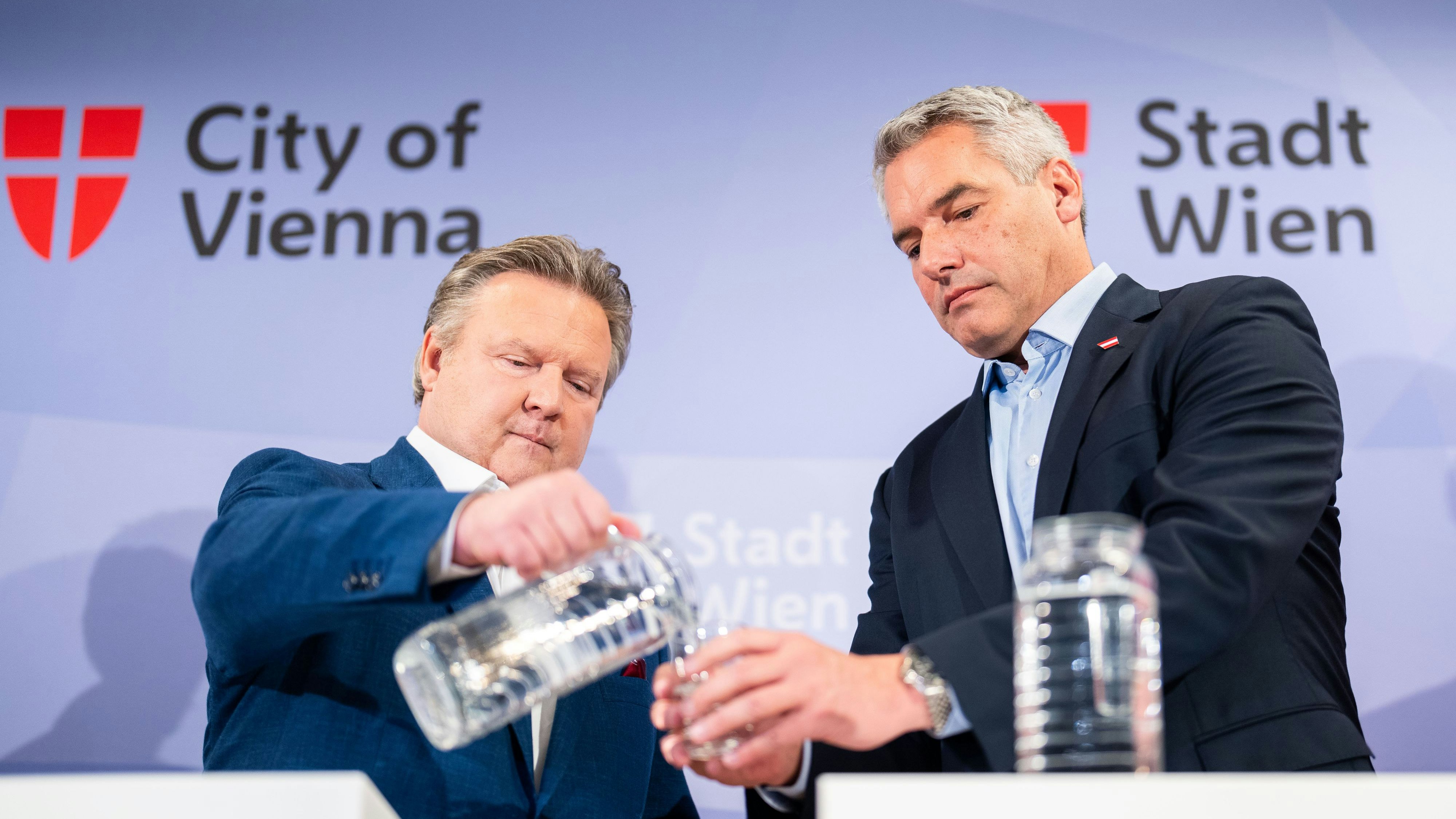 Wasser marsch! Wiens Bürgermeister Michael Ludwig mit Bundeskanzler Karl Nehammer bei einer Hochwasser-Pressekonferenz