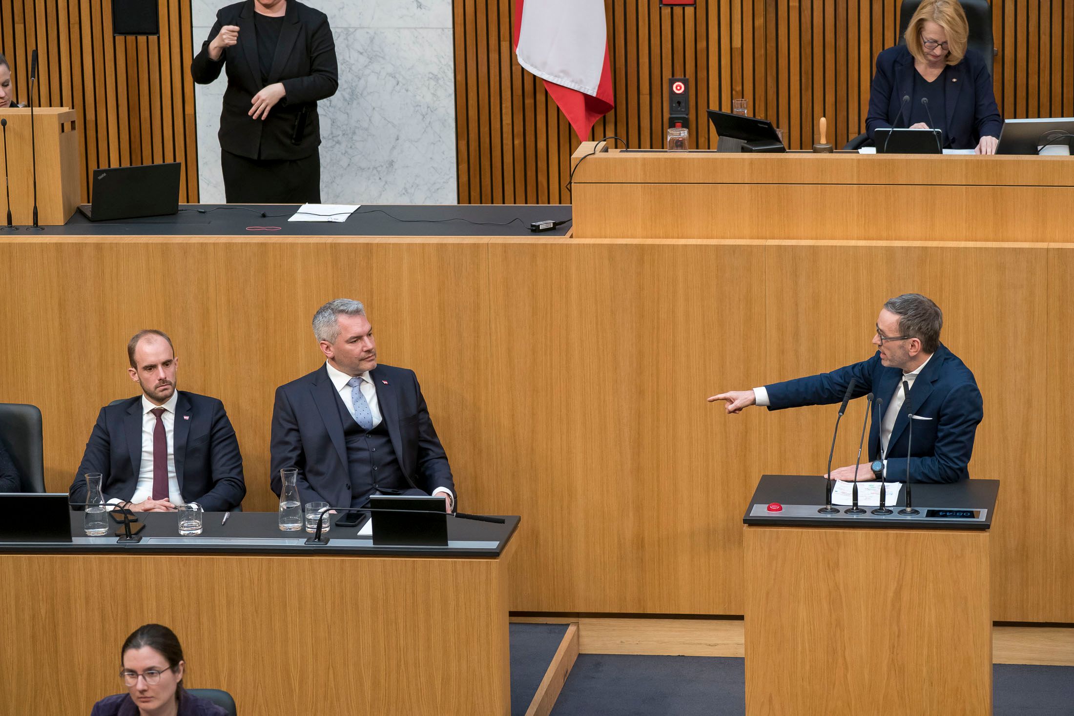 ÖVP-Kanzler Nehammer geht im Wahlkampf-Finish auf Aufholjagd: Auf den letzten Metern könnte er doch noch an FPÖ-Chef Kickl vorbeiziehen.