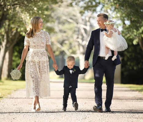 Hansdotter mit Nachwuchs und Ehemann Jansson