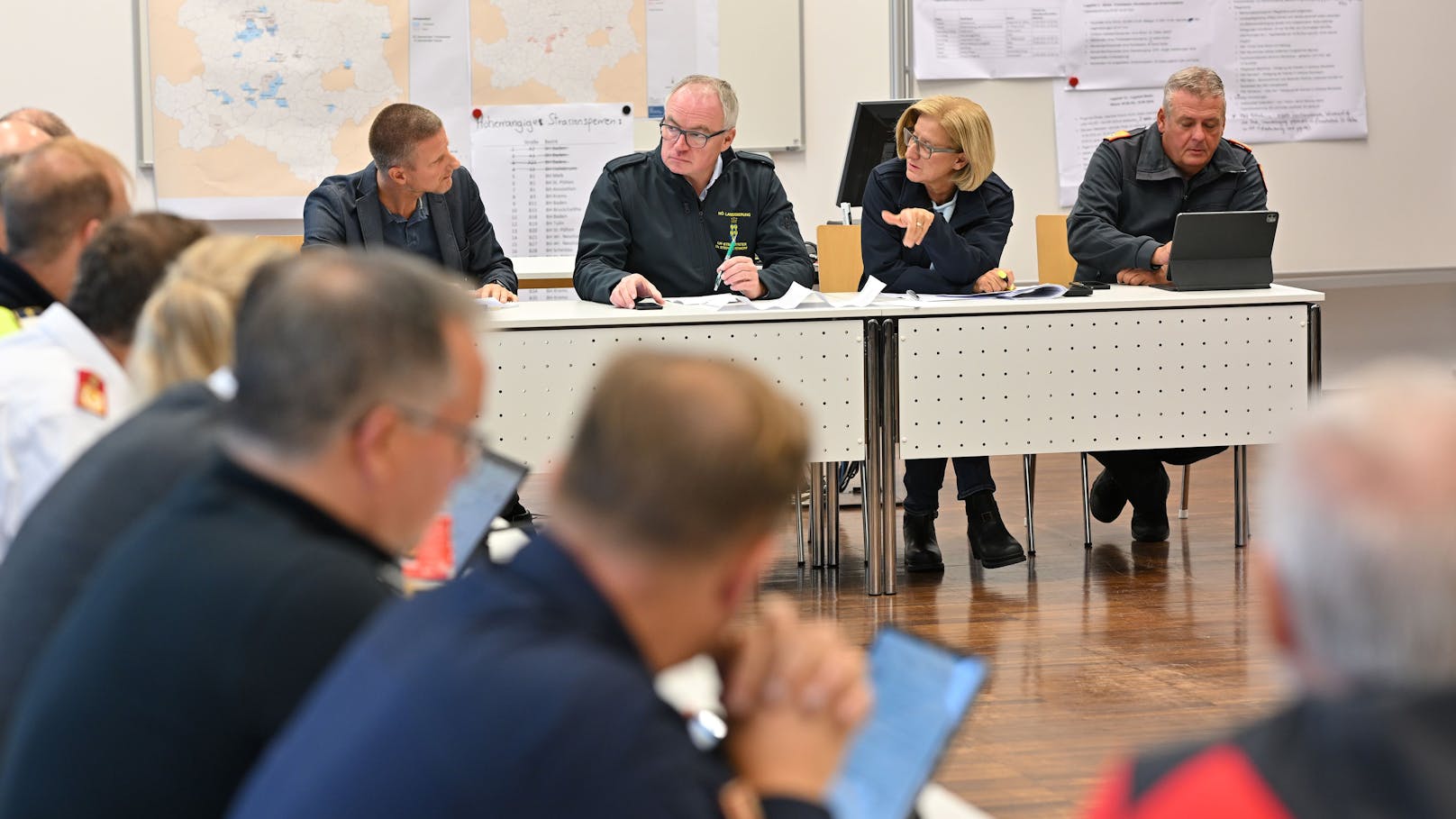 Sitzung des Landesführungsstabes in Tulln mit Landeshauptfrau Johanna Mikl-Leitner, LH-Stellvertreter Stephan Pernkopf und Landesfeuerwehrkommandant Dietmar Fahrafellner.