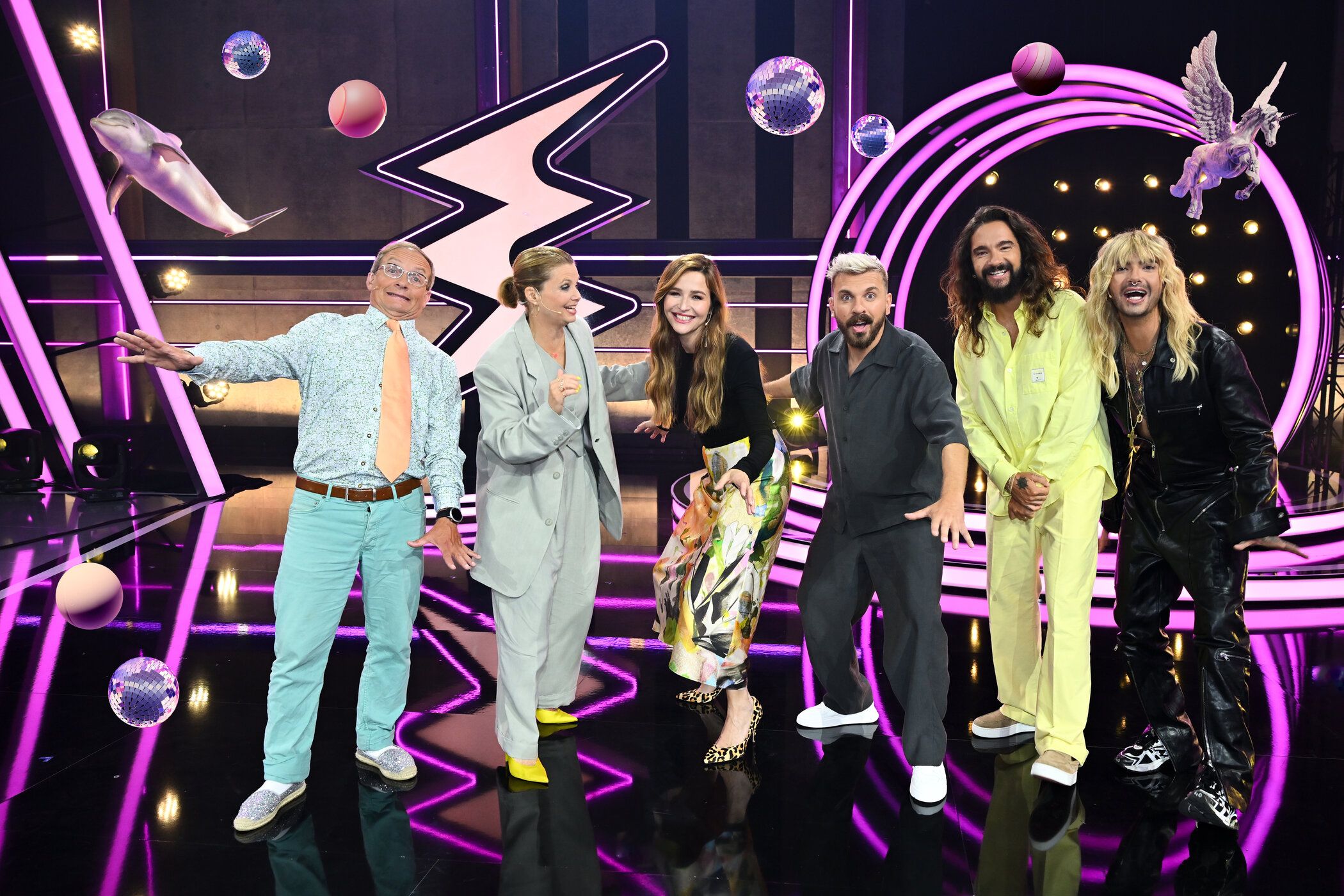 (v.l.n.r.) Wigald Boning, Annette Frier, Katrin Bauerfeind, Edin Hasanovic, Tom Kaulitz und Bill Kaulitz sind zu Gast bei der 