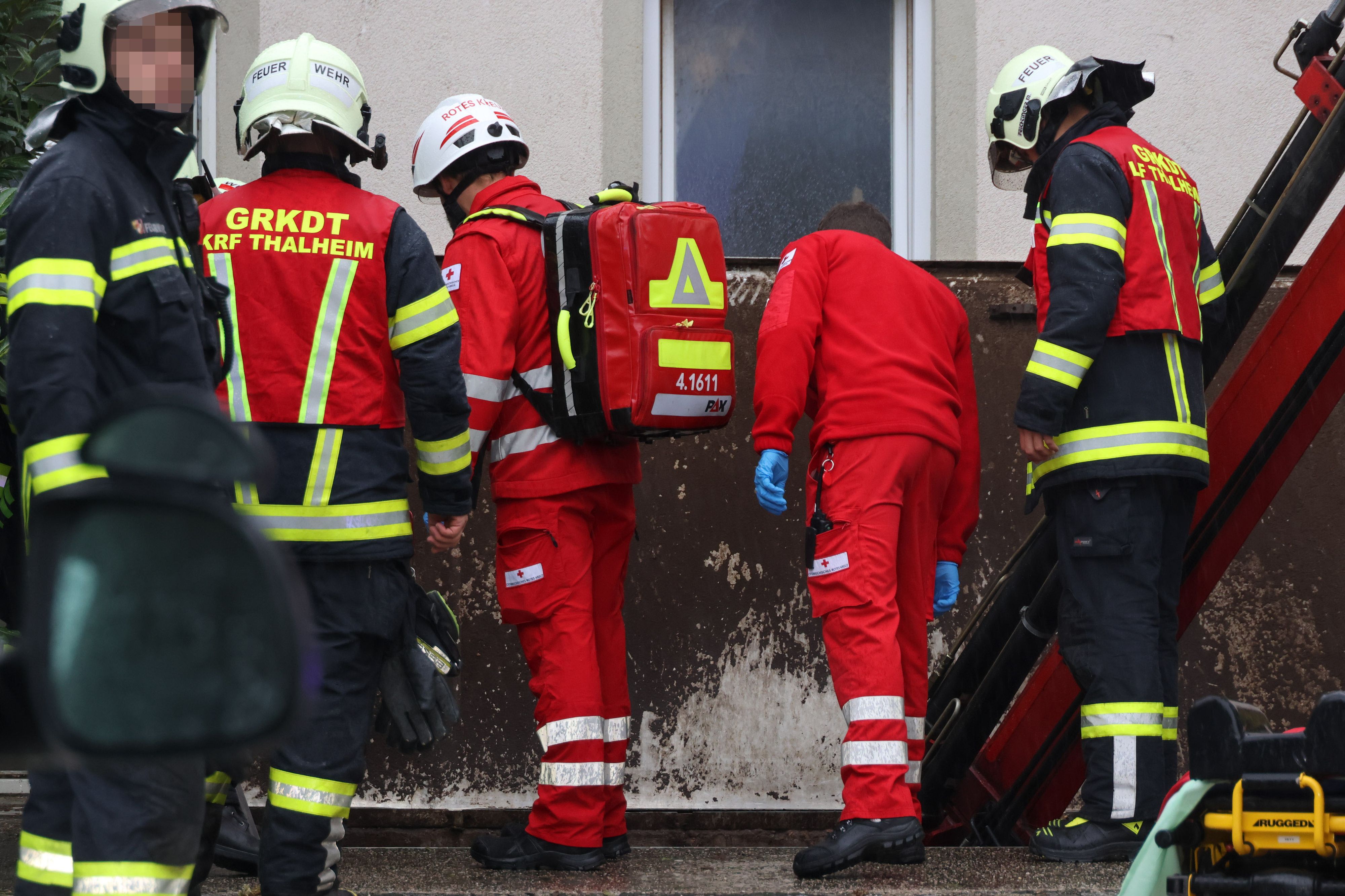 Nach der Versorgung durch den Notarzt wurde die verunglückte Person geborgen.