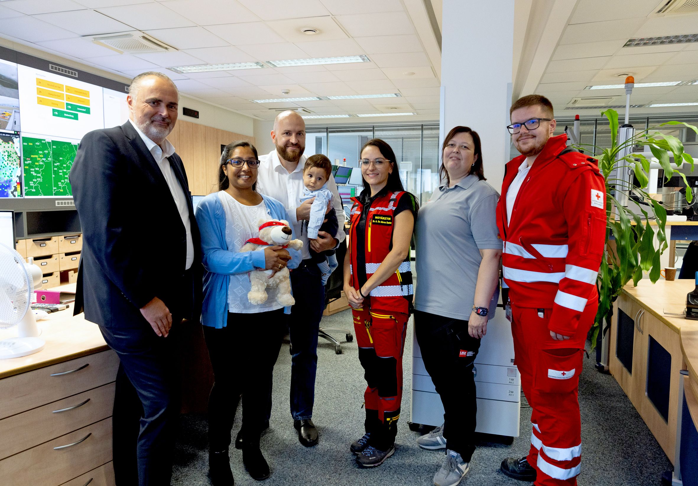 Landeshauptmann Hans Peter Doskozil, Philipp und Marianne Jagschitz mit Sohn Raphael, Notärztin Angelika De Abreu Santos, LSZ-Mitarbeiterin Judith Pogatsch und Sanitäter Martin Strobl vom Roten Kreuz Mattersburg.