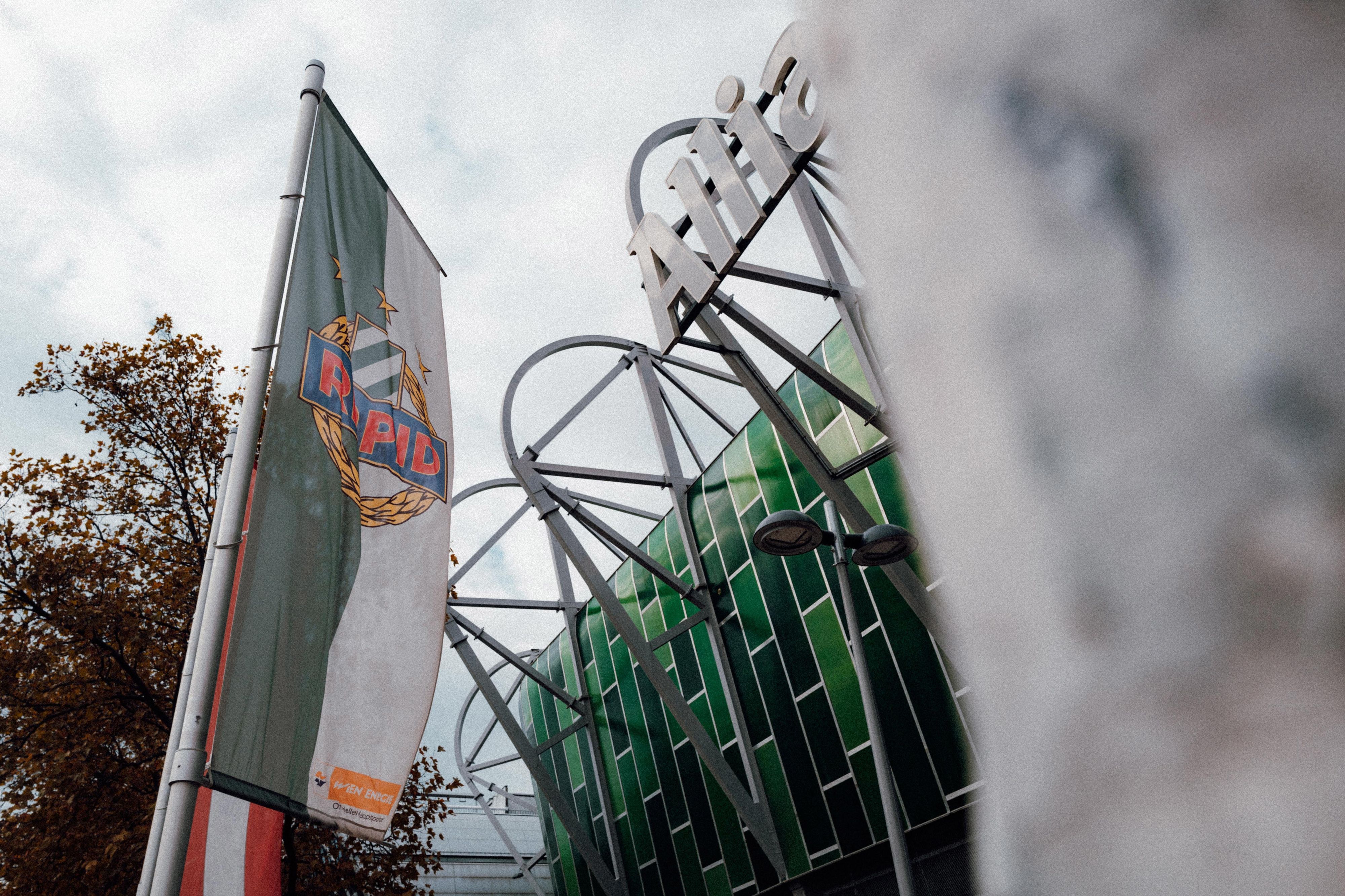 Das Allianz Stadion schließt am Montag Fanshop, Rapideum und Rekordmeister-Bar.