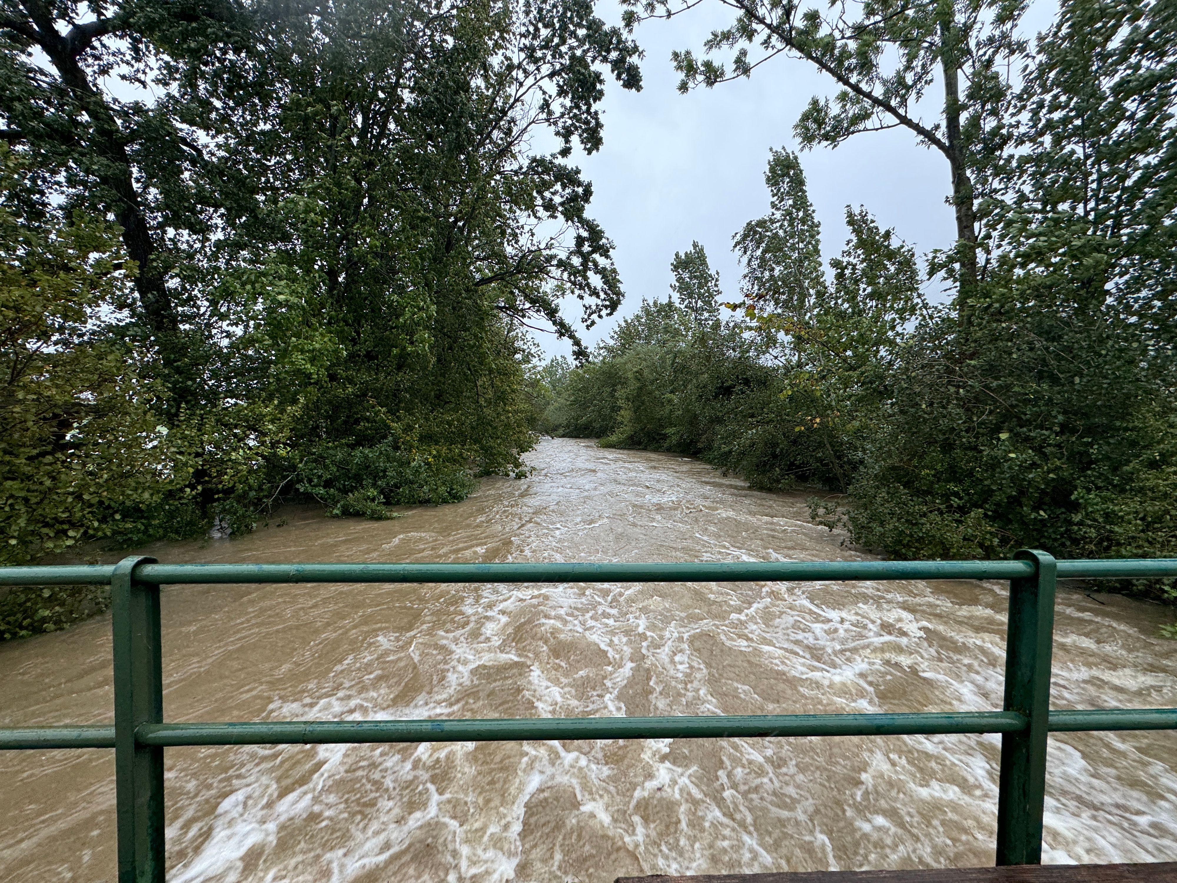 Auch im Seengebiet (im Bild die Mondsee-Region im Bezirk Vöcklabruck) wütet das Hochwasser.