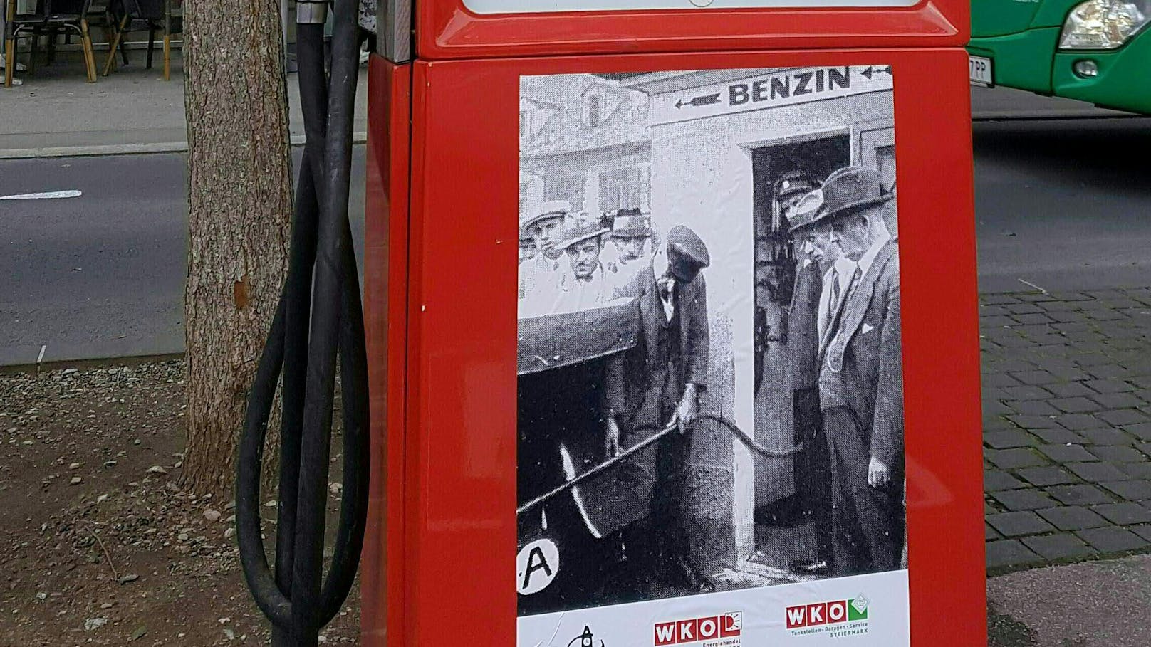 Auf dem Zapfsäulen-Denkmal ist ein Foto von der historischen Tankstelle zu sehen.