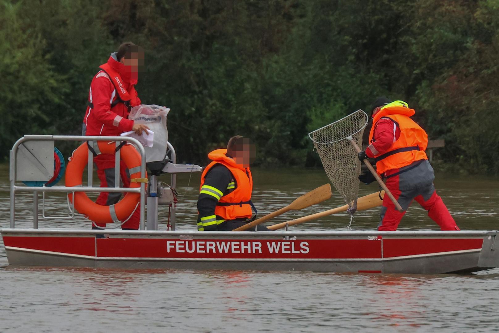 Kurioser Fund im Hochwasser in Wels: Bündelweise fischte die Feuerwehr falsche Geldscheine aus den Fluten.