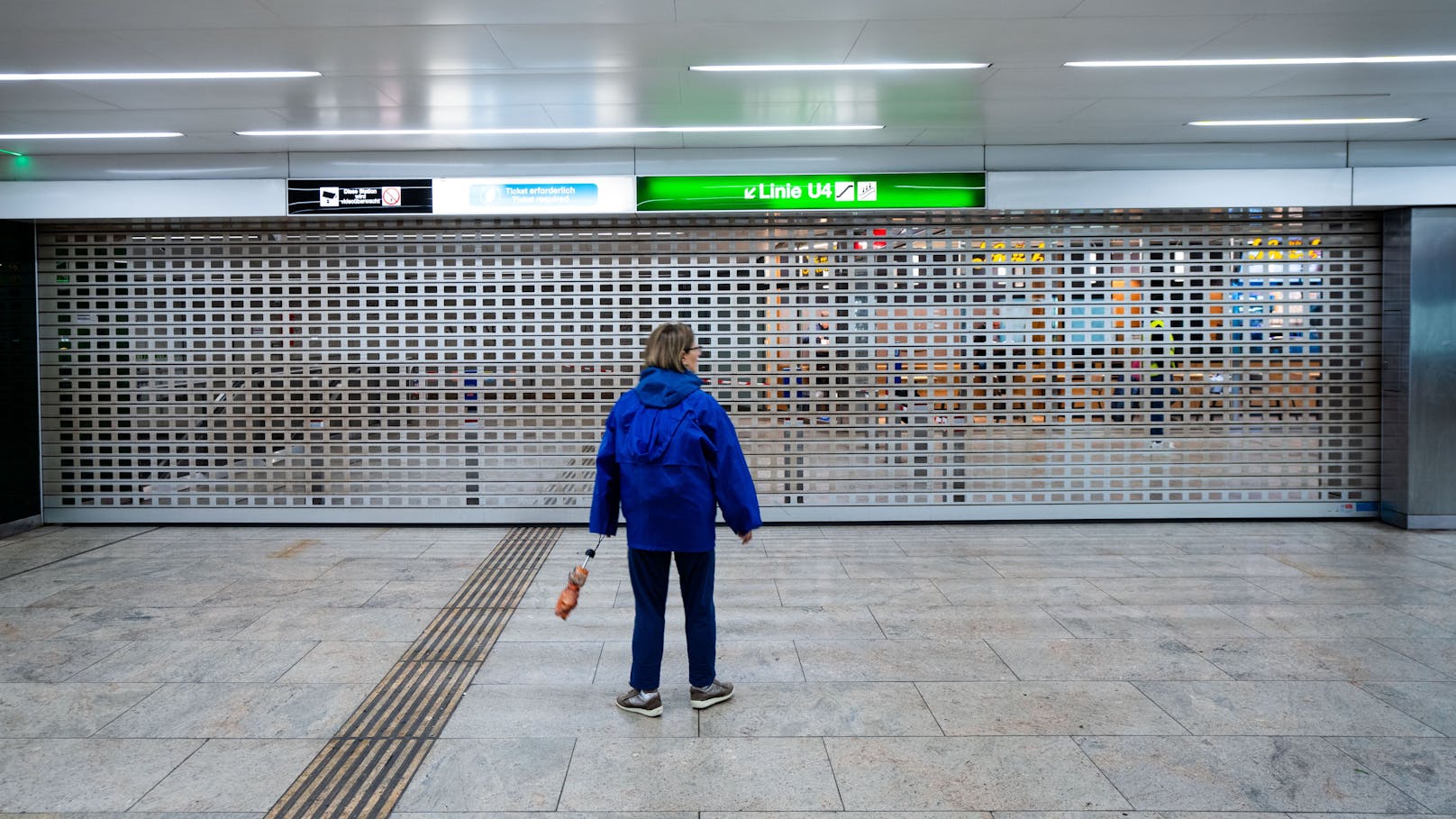 In Wien gibt es aufgrund des Hochwassers infolge der Unwetter weiterhin eingeschränkten U-Bahnbetrieb. Blick auf die geschlossene U4-Station am Karlsplatz in Wien am Montag.