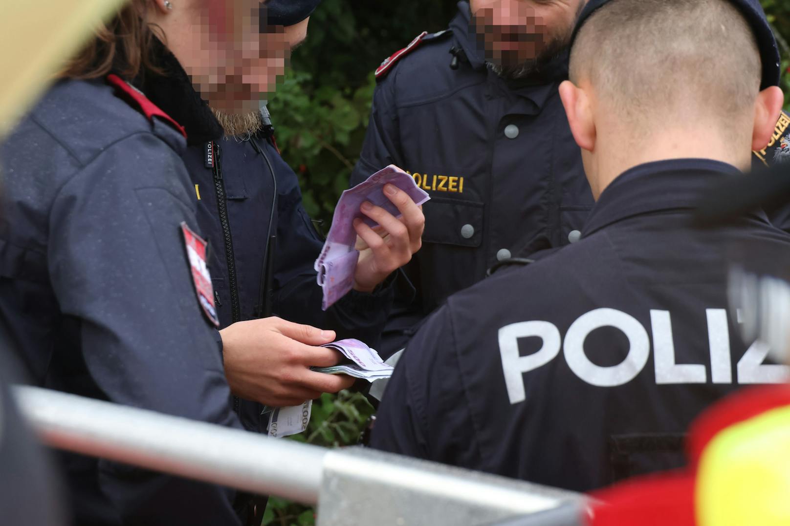 Kurioser Fund im Hochwasser in Wels: Bündelweise fischte die Feuerwehr falsche Geldscheine aus den Fluten.