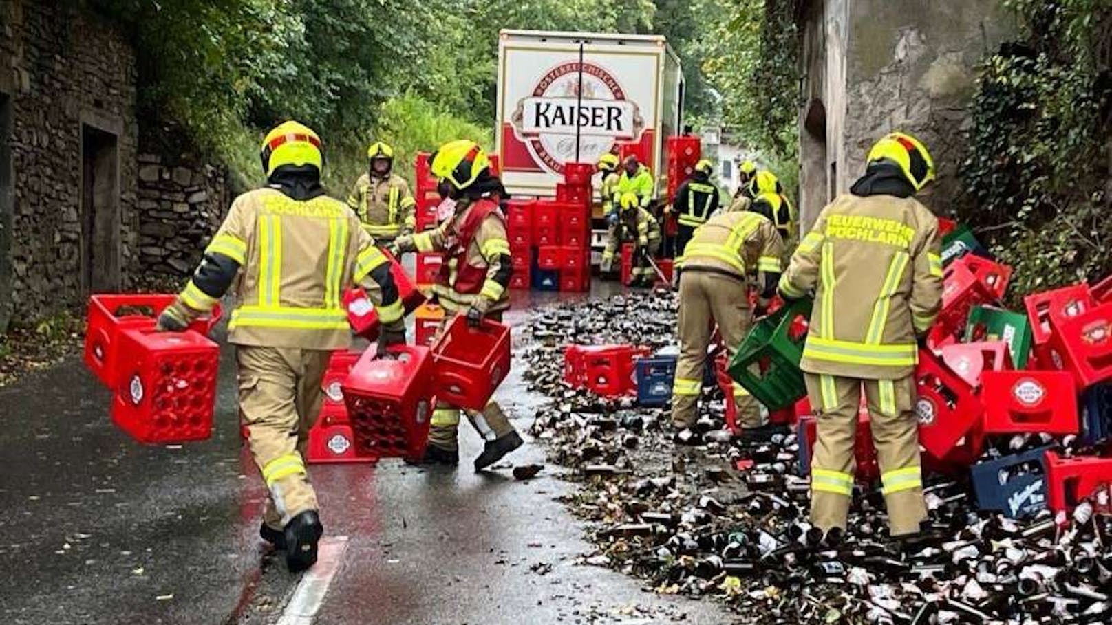 In Pöchlarn landeten hunderte Bierflaschen auf der Fahrbahn.