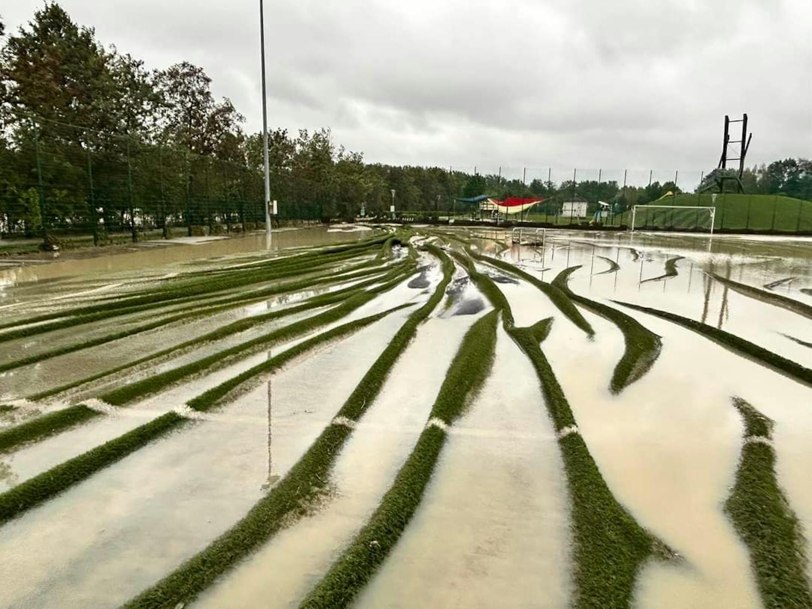 Sportplatz in Ober-Grafendorf komplett geflutet