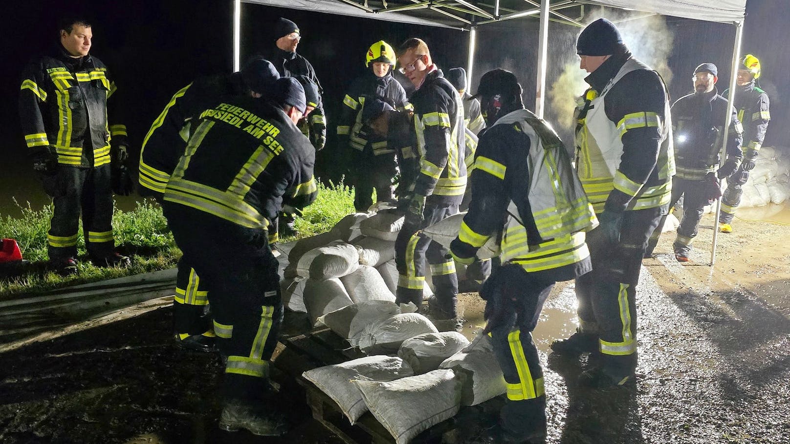 Bruckneudorf – Der Dammbau fand in der Nacht auf Dienstag statt.