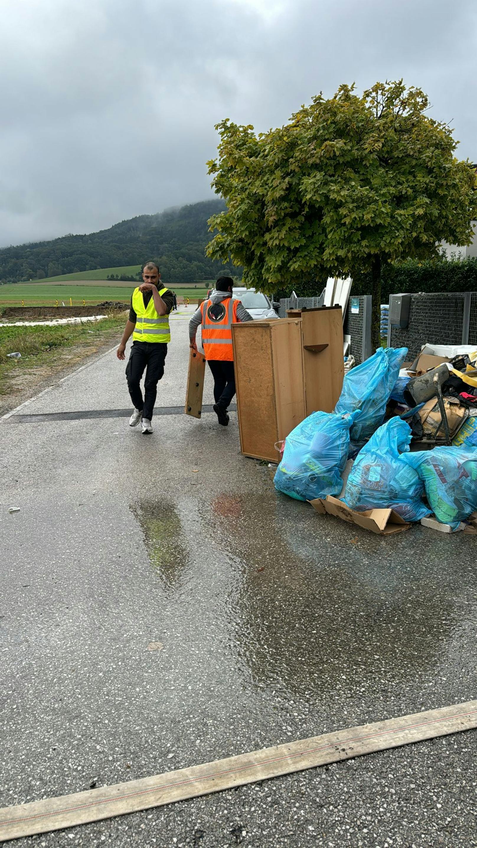 Die hilfsbereiten Flüchtlinge, großteils Syrer, halfen bei den Arbeiten.