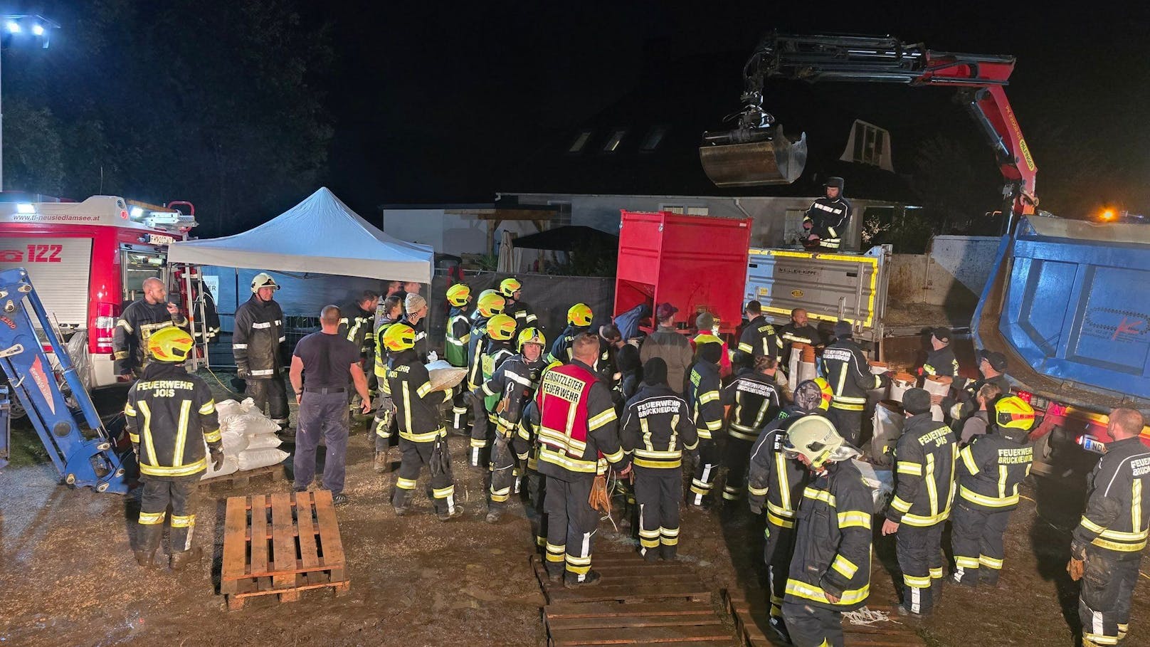 Bruckneudorf Dammbau - 100 Feuerwehrleute waren im Einsatz