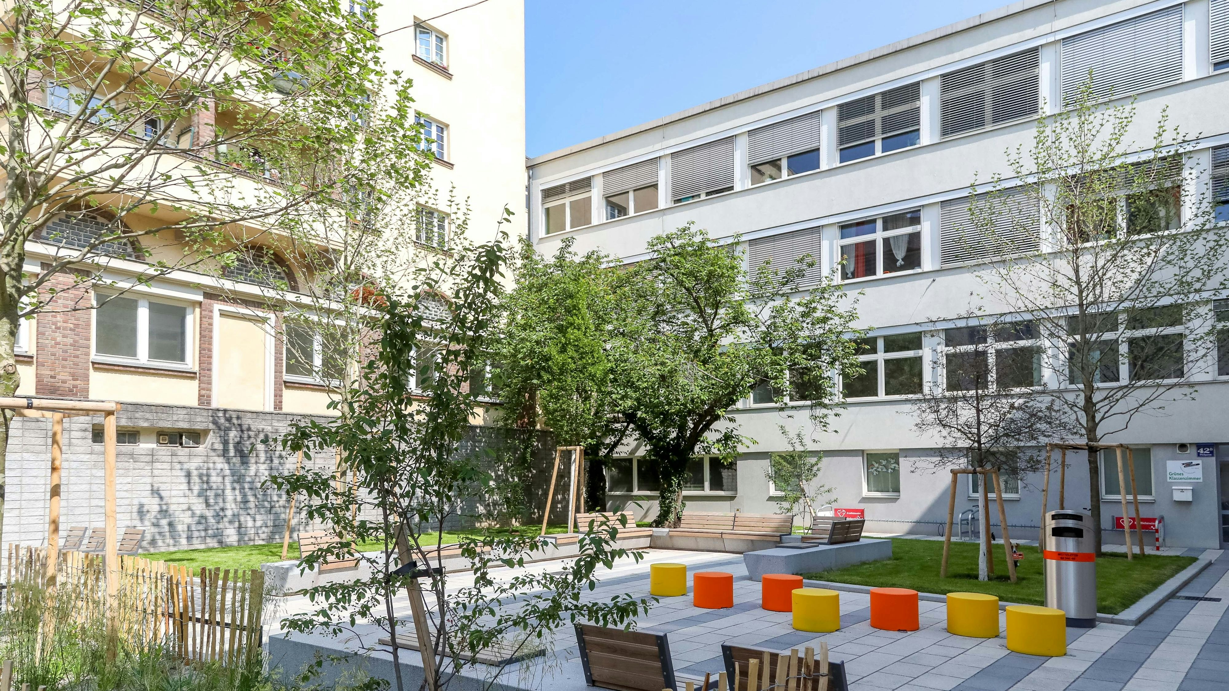 Der Schulvorplatz der Volksschule Pfeilgasse nach der Sanierung.