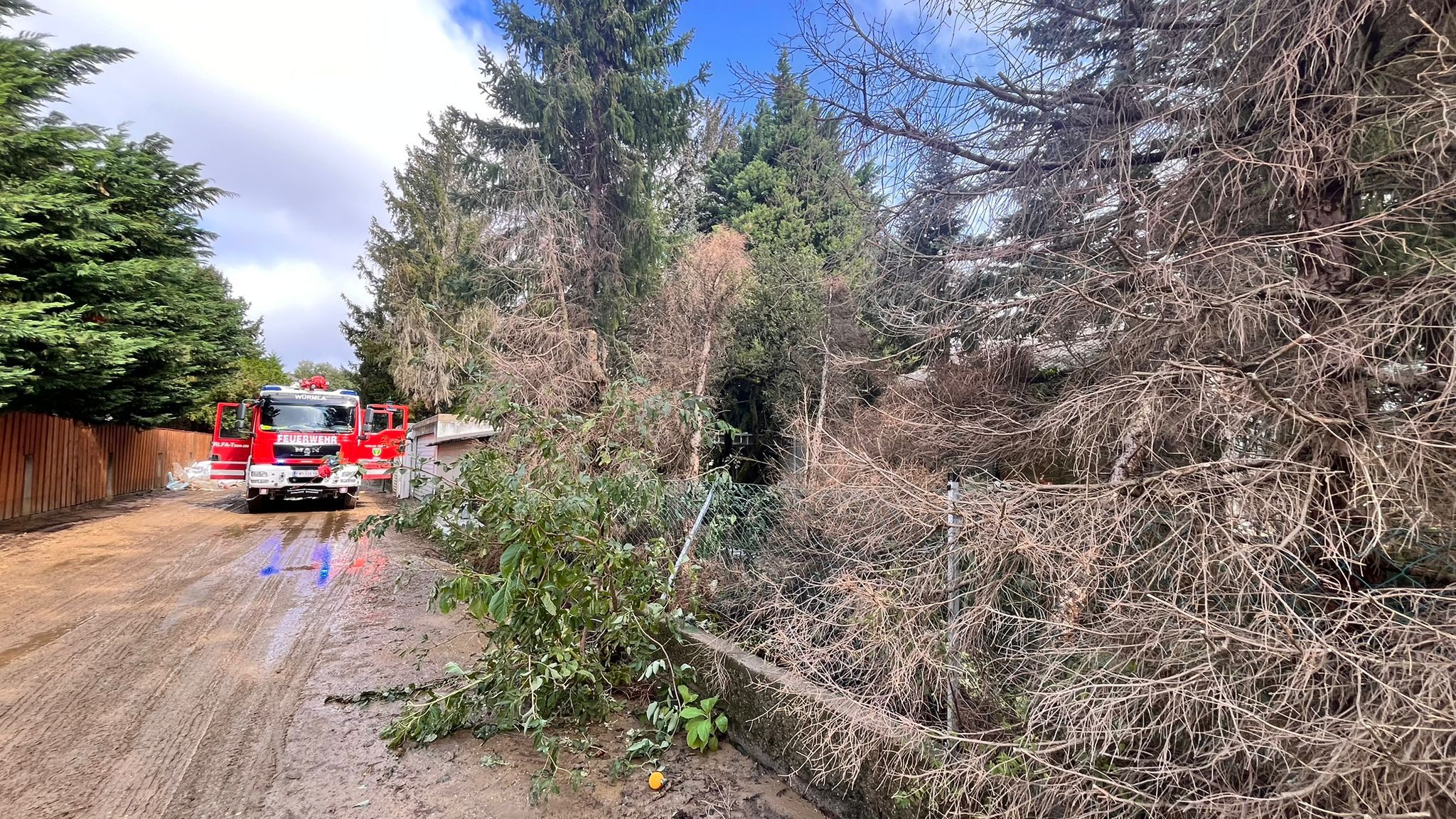 Die Flut zog eine Spur der Verwüstung durch den Ort. Jetzt beginnen die Aufräumarbeiten.