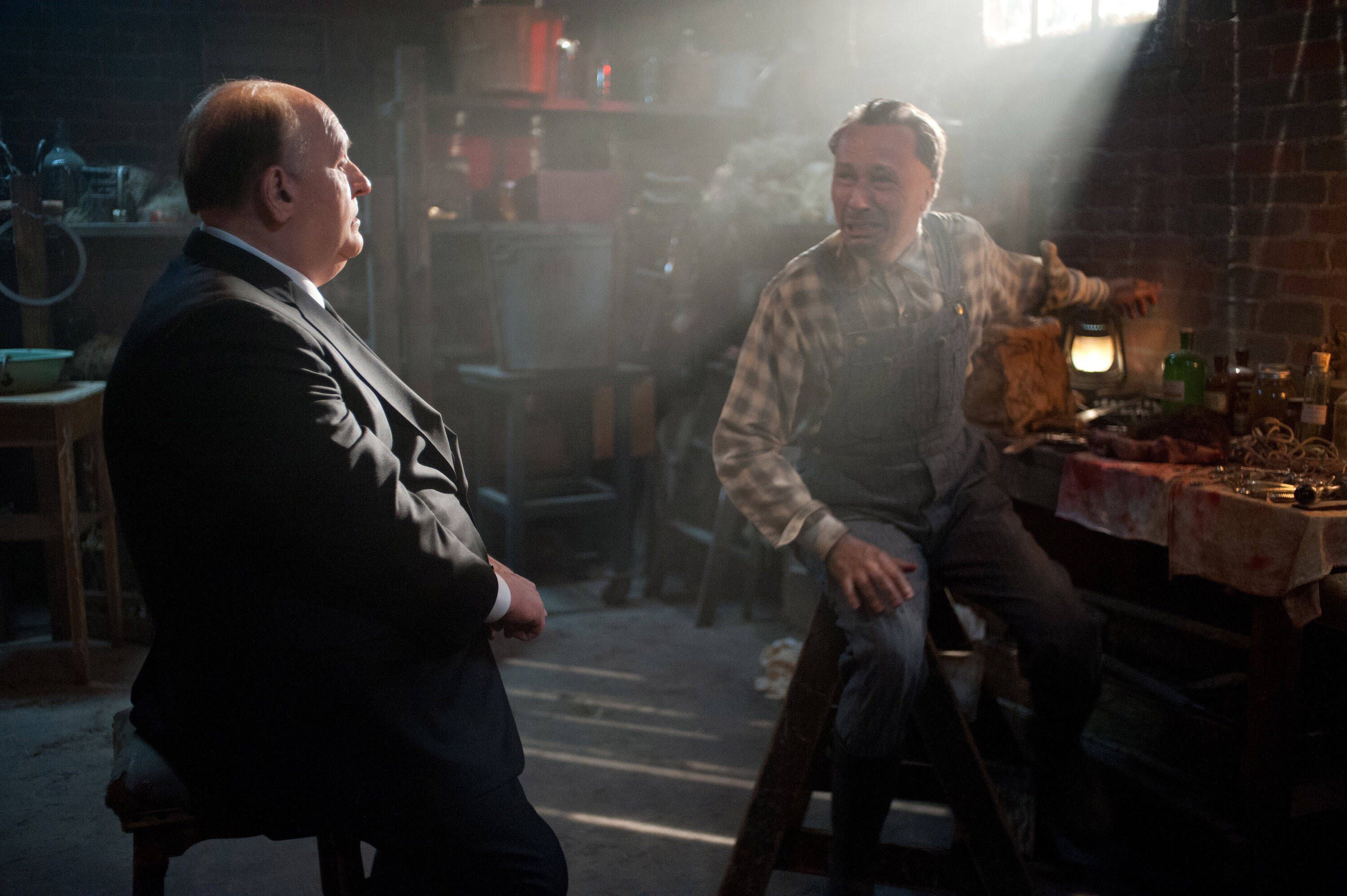 In dem Film HITCHCOCK spielt Anthony Hopkins Alfred Hitchcock, während Michael Wincott Ed Gein verkörpert.