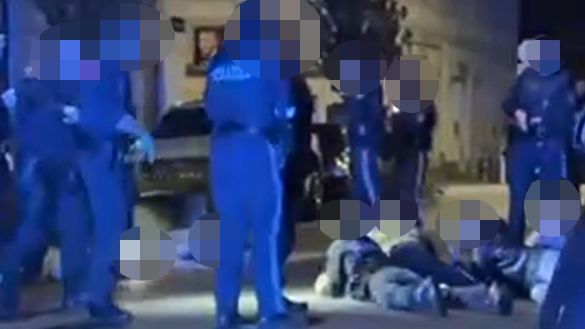 Nur die Polizei konnte die verfeindeten Gruppen voneinander trennen.