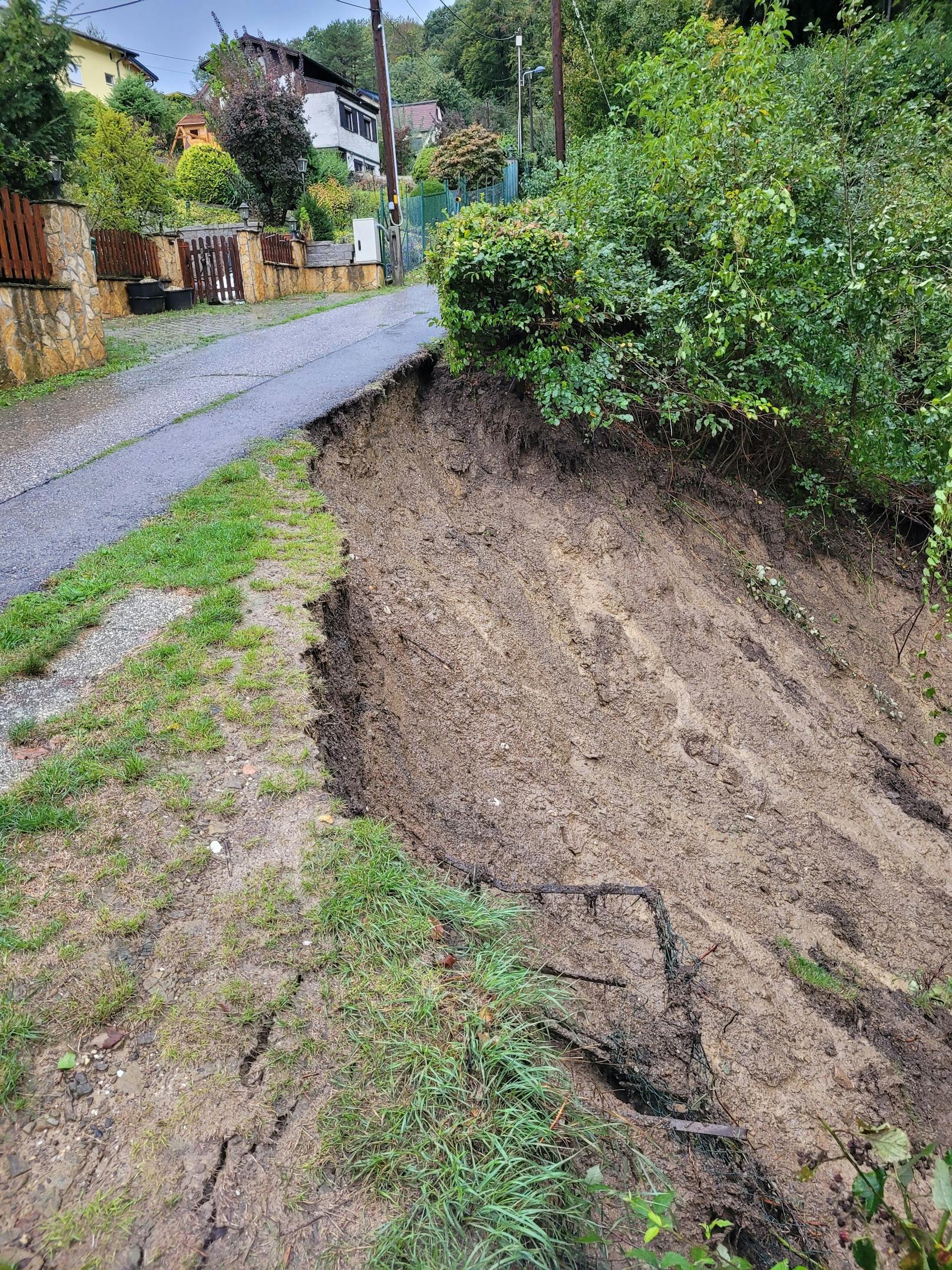 Unmittelbar neben dem Asphalt blickte Wolfgang auf die verheerenden Unwetter-Schäden.